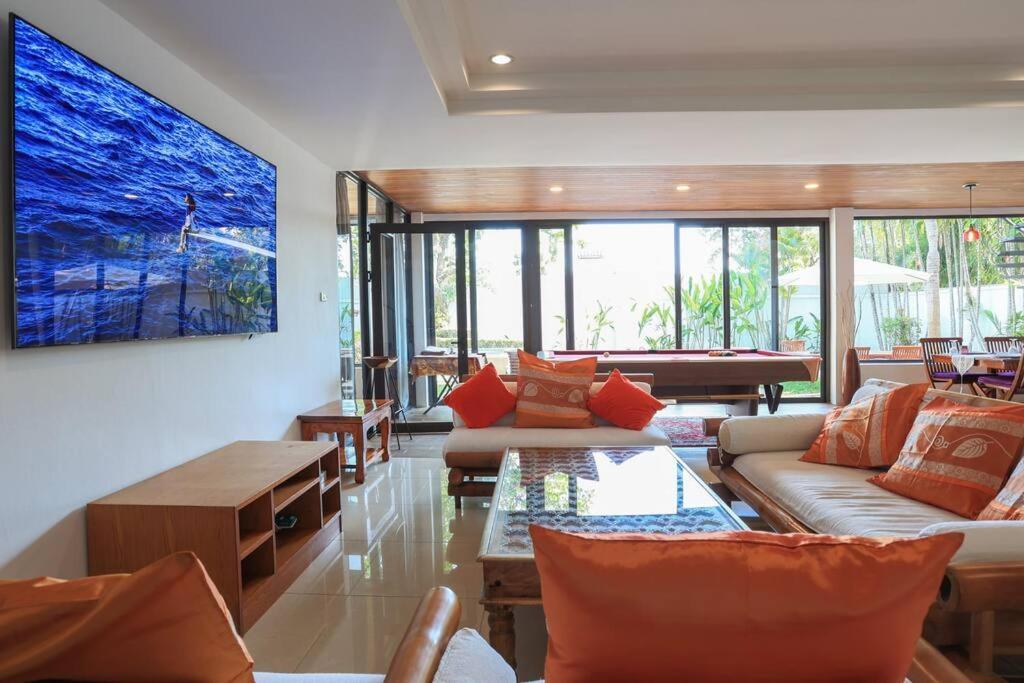 Coconut Palms Huge Swimming Pool And Pool Table V136 Villa