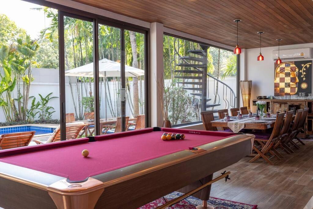 Coconut Palms Huge Swimming Pool And Pool Table V136 *