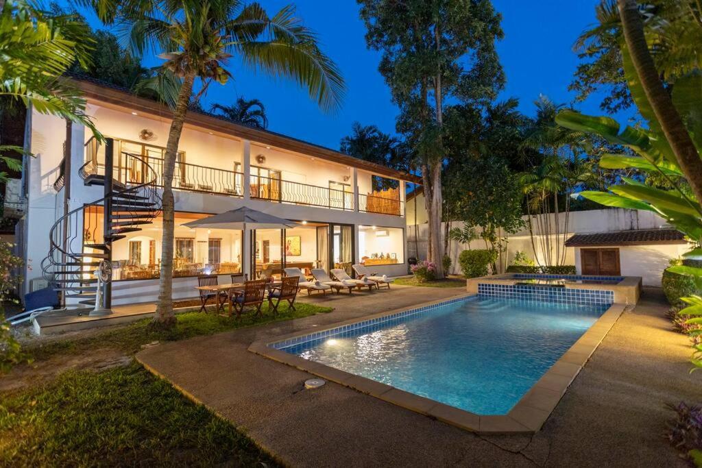 Coconut Palms Huge Swimming Pool And Pool Table V136 Villa