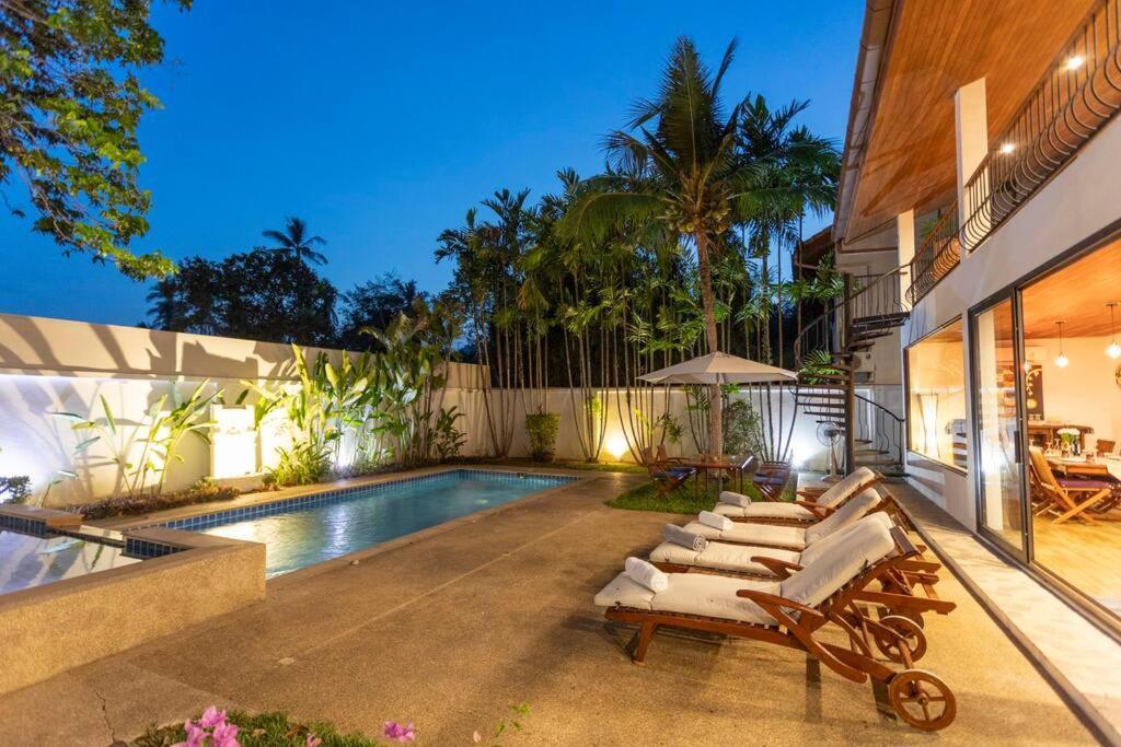 Coconut Palms Huge Swimming Pool And Pool Table V136 Villa