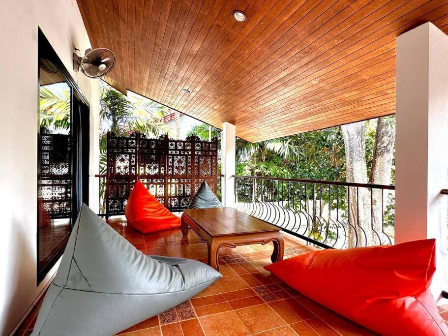 Coconut Palms Huge Swimming Pool And Pool Table V136 Villa