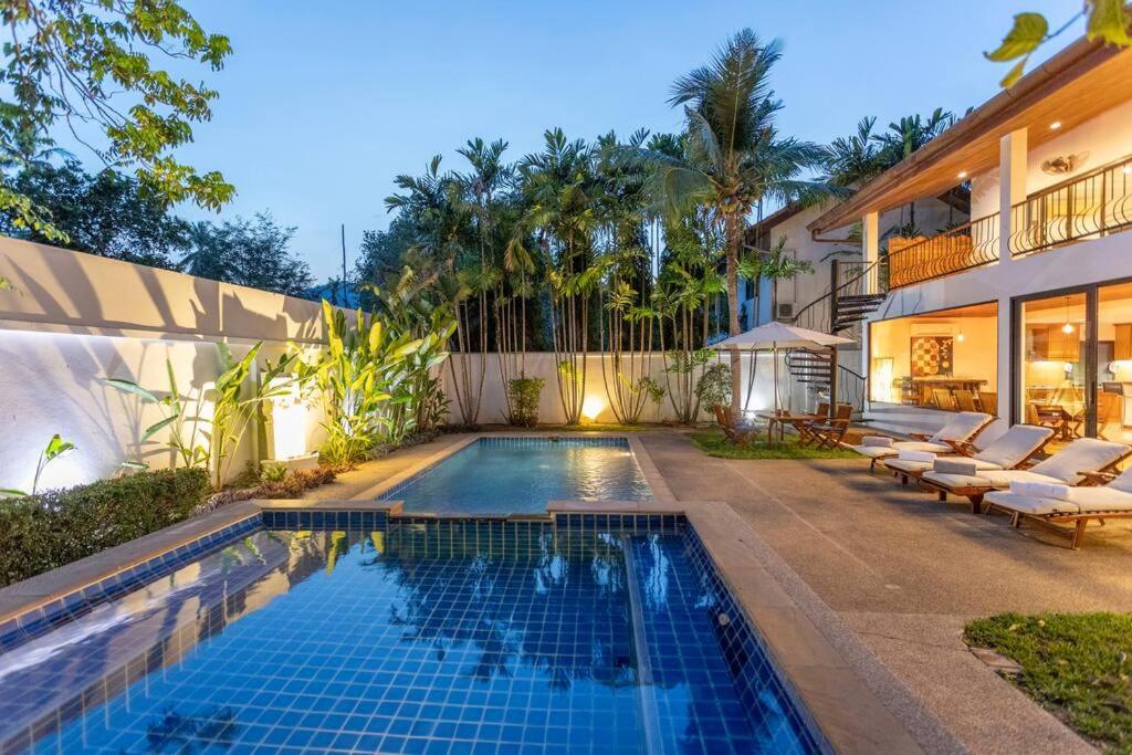 Coconut Palms Huge Swimming Pool And Pool Table V136 Villa