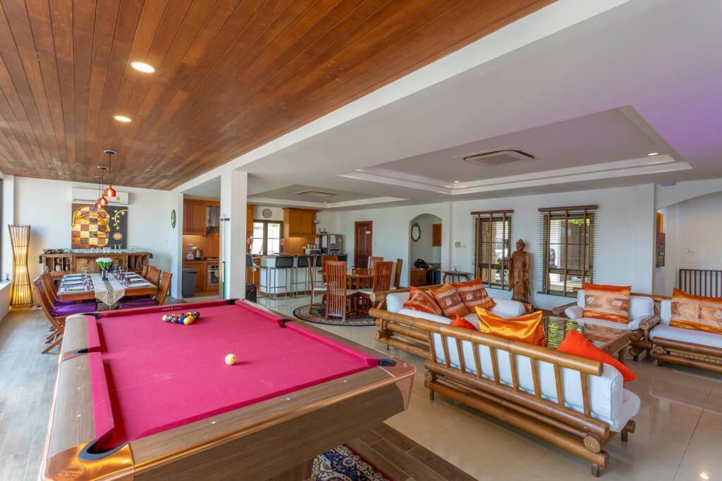 Coconut Palms Huge Swimming Pool And Pool Table V136 Villa