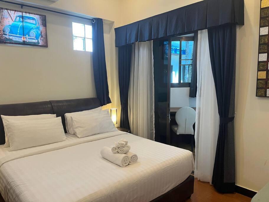 4-5 Bedroom At Beach, Pool Holiday home Kamala Beach