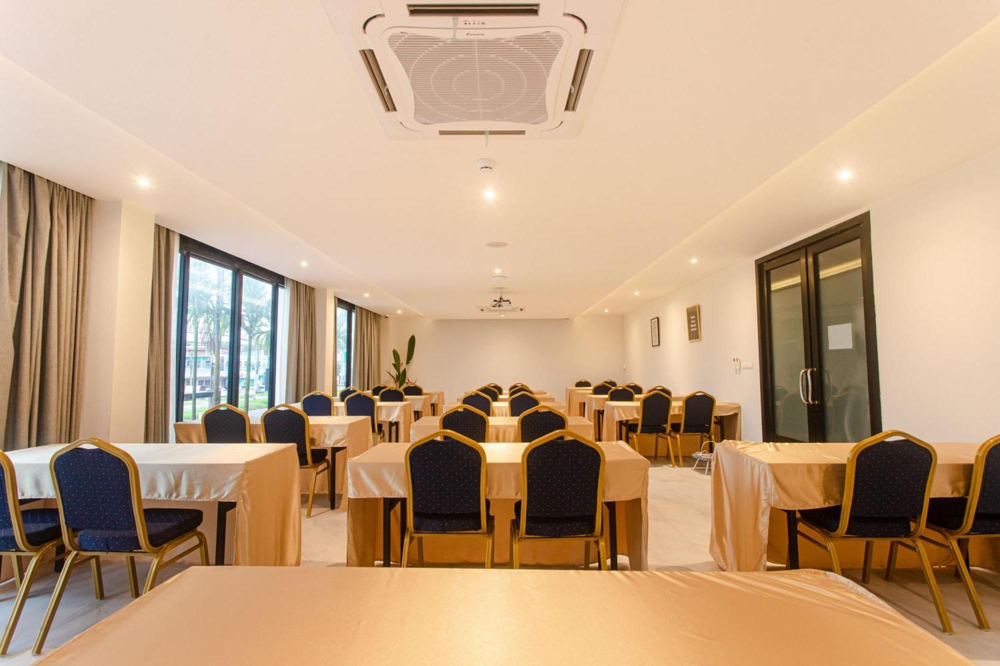 Hotel Tour De Phuket - Sha 4*