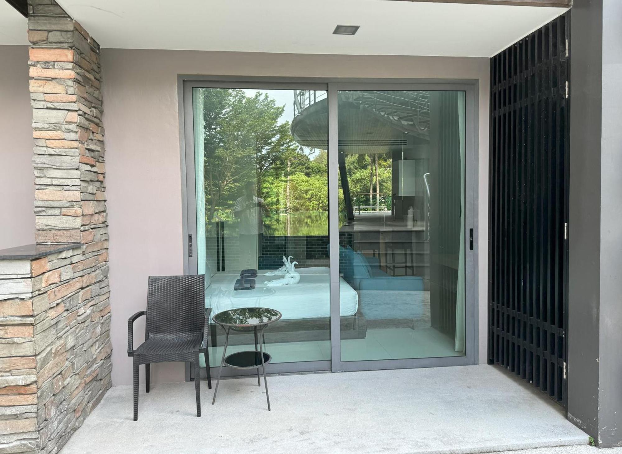 Private At Emerald Terrace Apartment