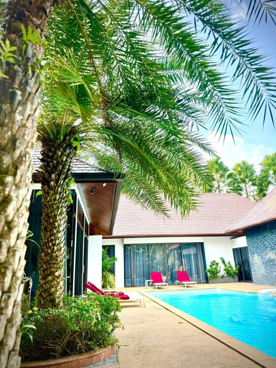 7 Bedrooms Villa *