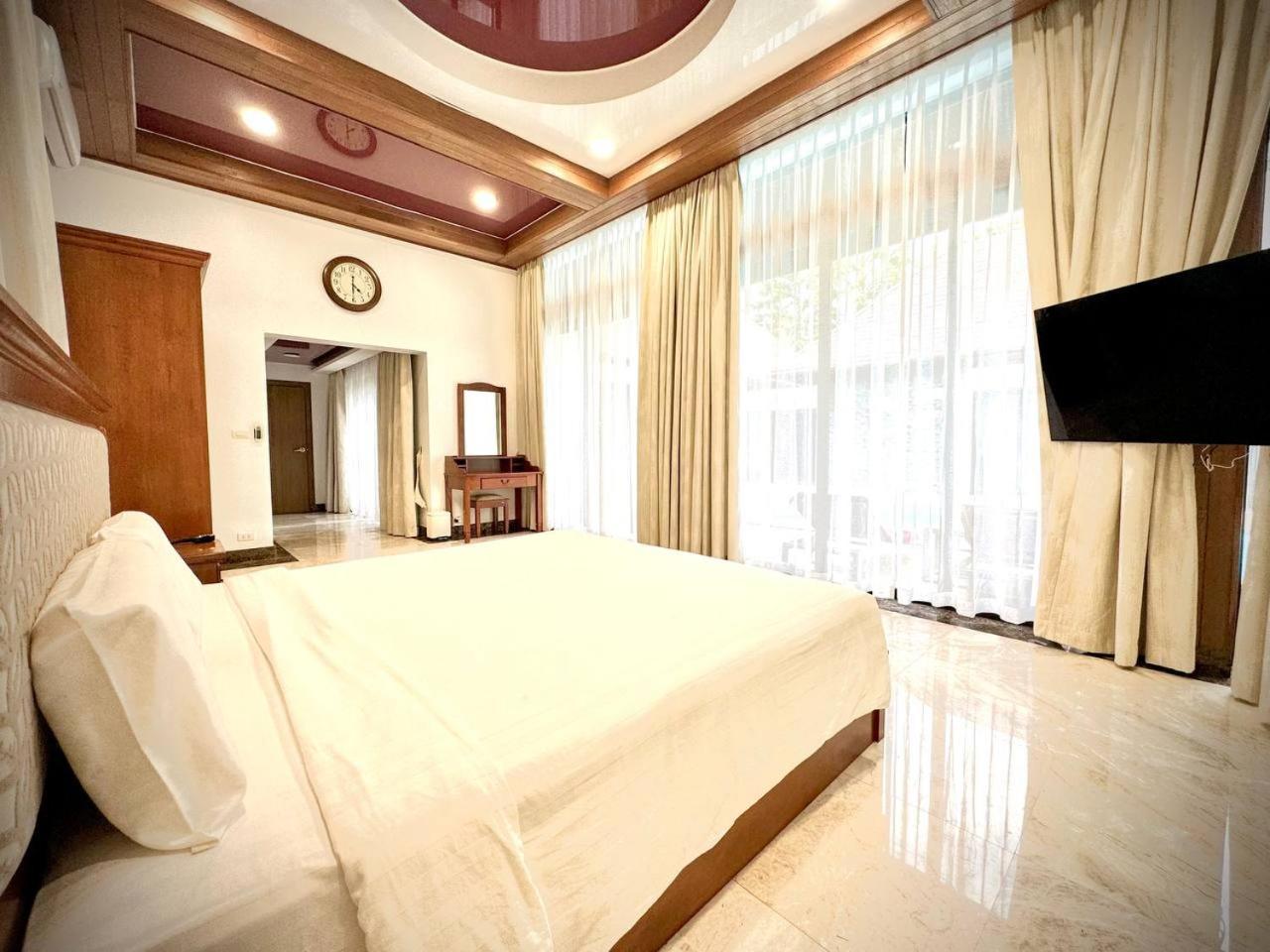 Villa 7 Bedrooms *