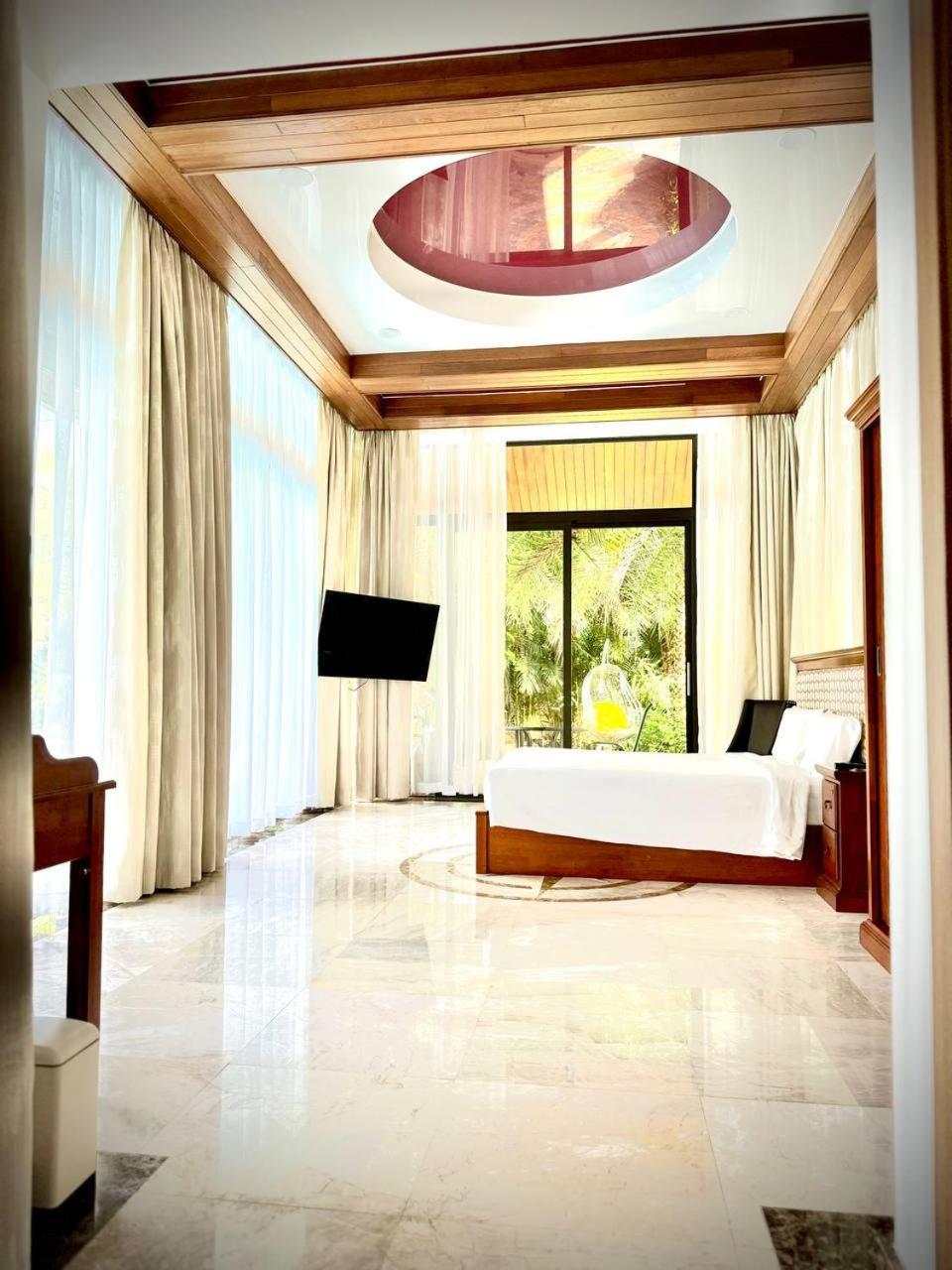 7 Bedrooms Villa *