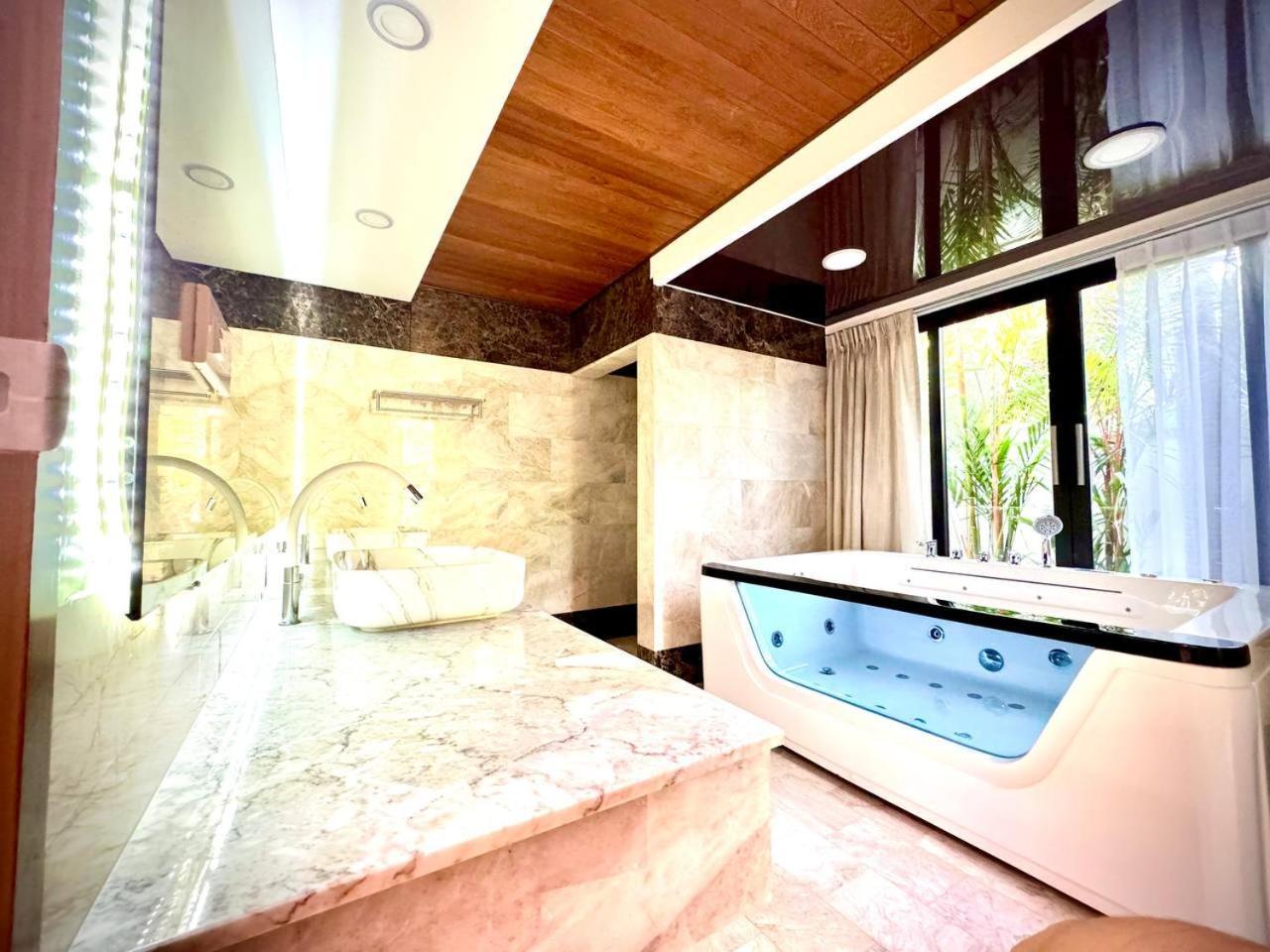 7 Bedrooms Villa