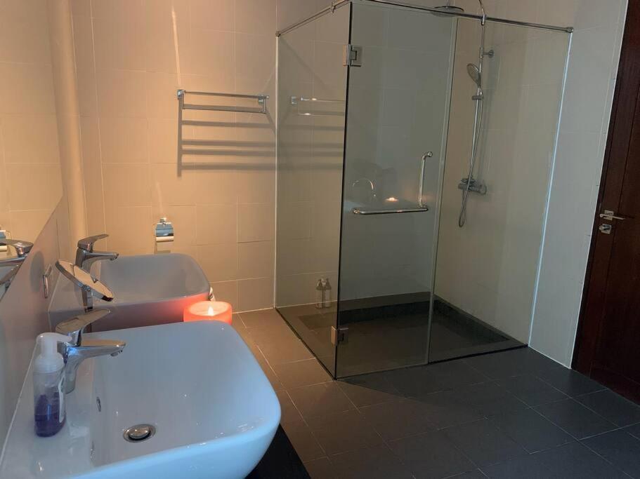 Stylish 5 Minutes Walk From Layan Apartment