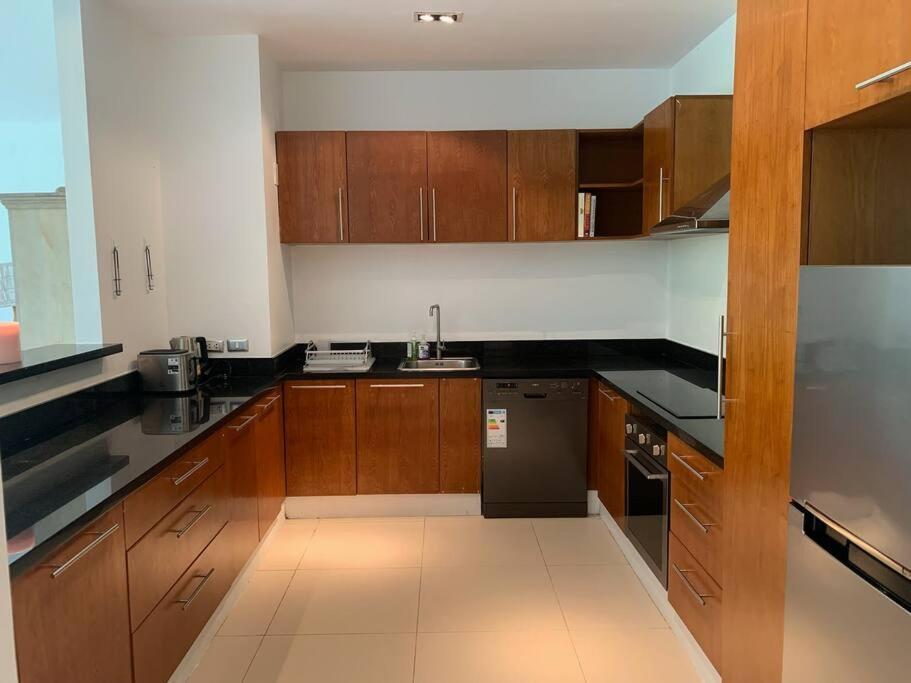 Stylish 5 Minutes Walk From Layan Apartment *
