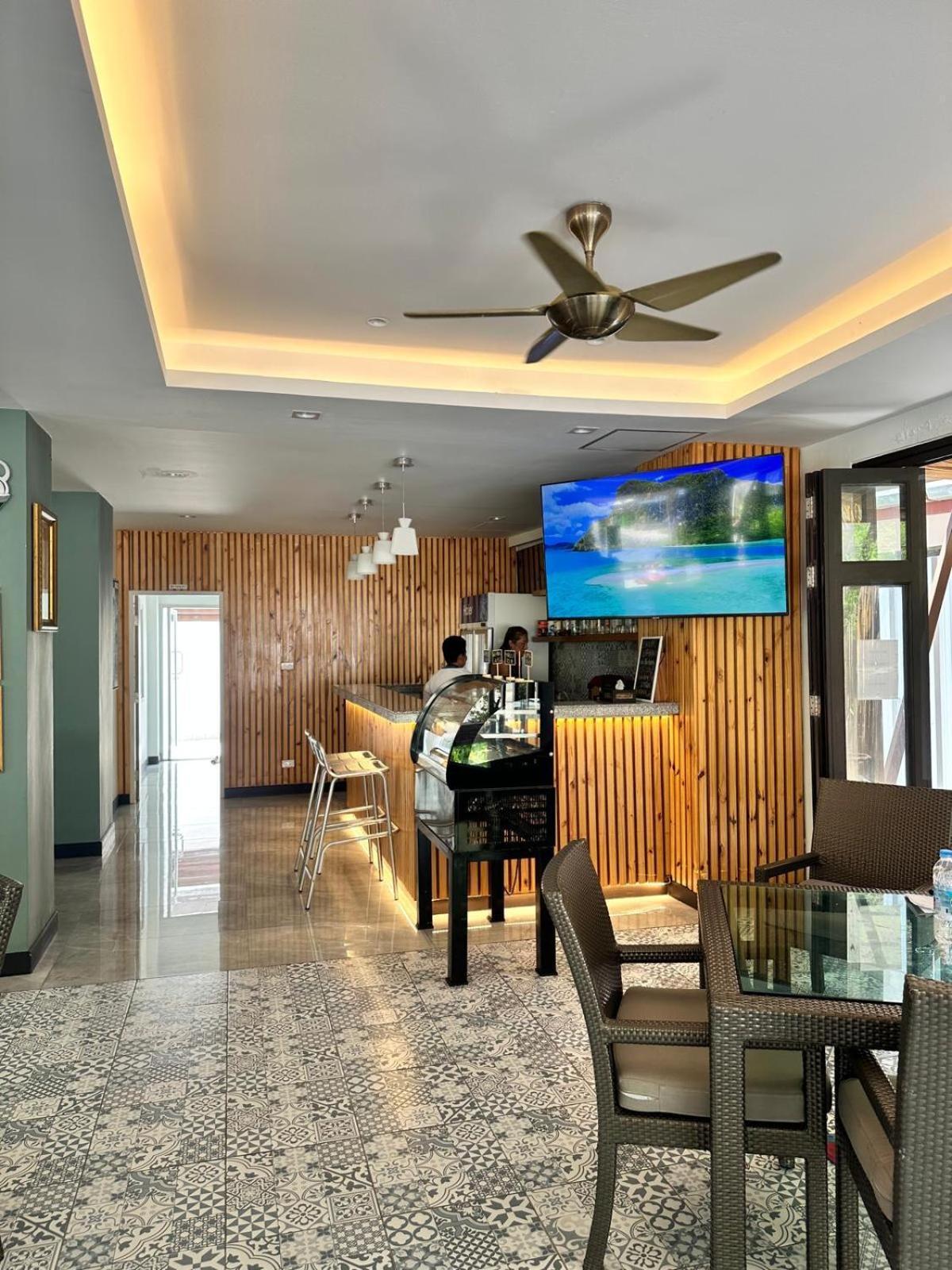 Aloha Hotel 3*