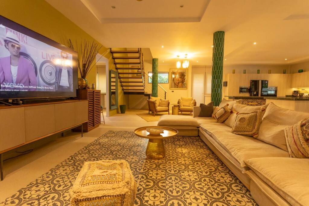 Brand New, Designer Furnishing, Hot Tub, Gym, Pool V98 Villa Ban Saiyuan