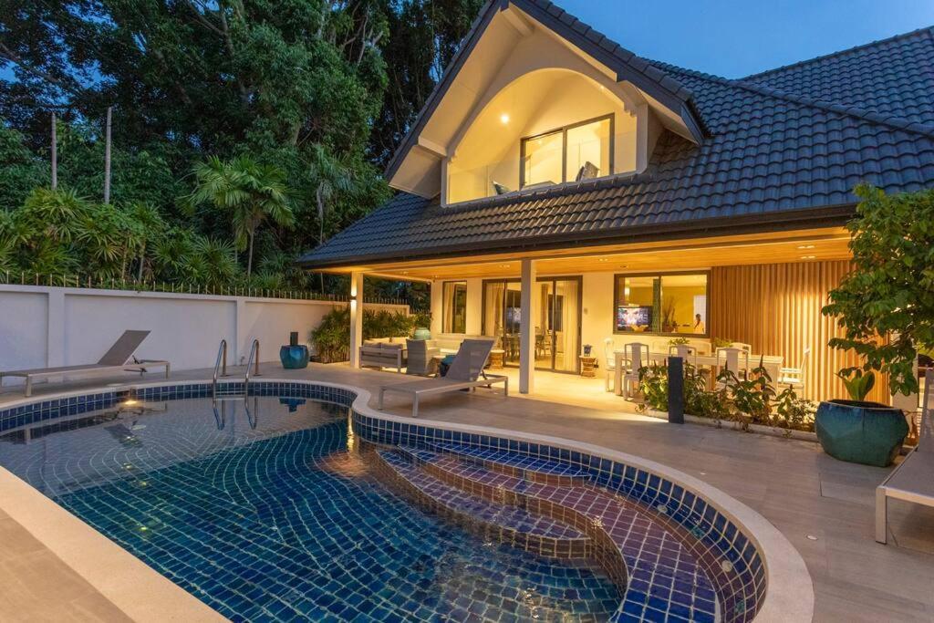 Brand New, Designer Furnishing, Hot Tub, Gym, Pool V98 *
