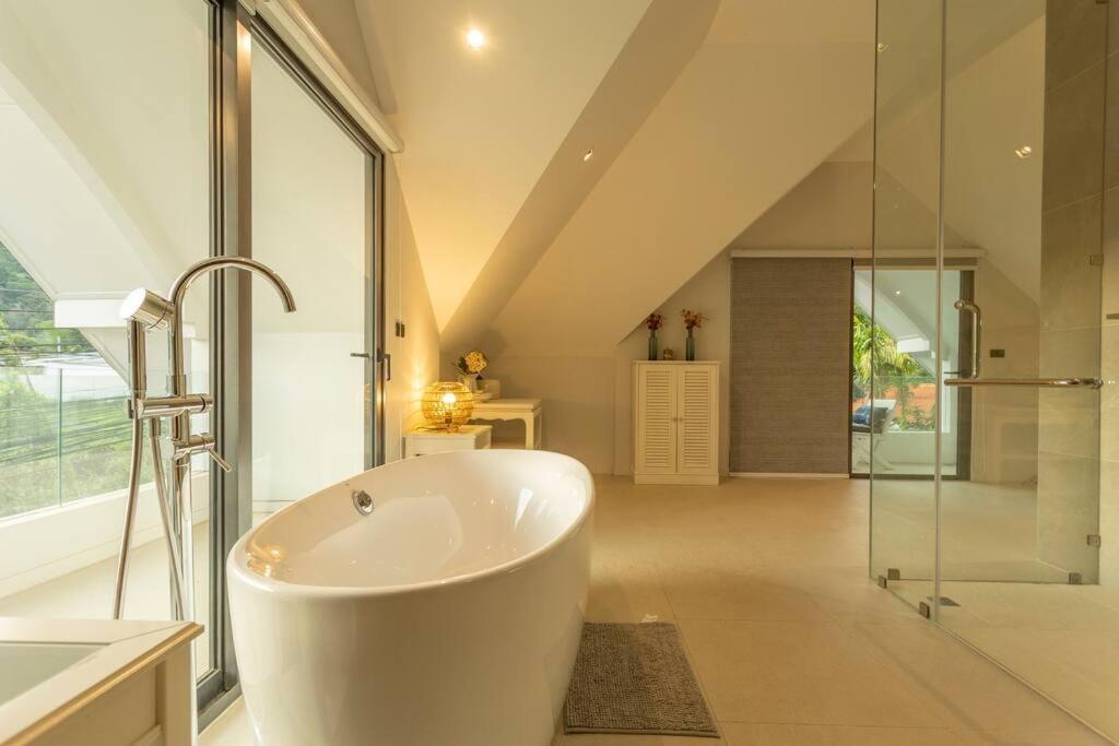 Villa Brand New, Designer Furnishing, Hot Tub, Gym, Pool V98