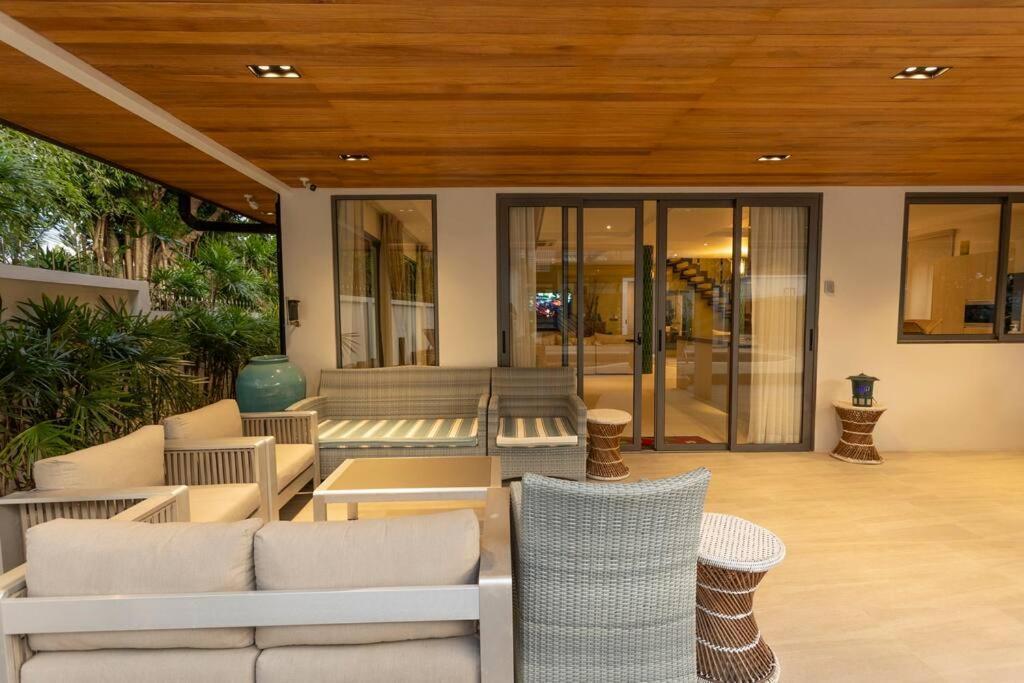Villa Brand New, Designer Furnishing, Hot Tub, Gym, Pool V98