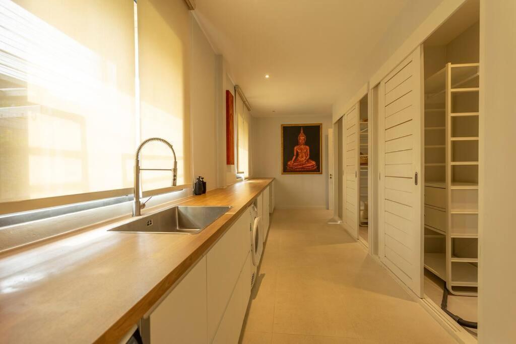 Brand New, Designer Furnishing, Hot Tub, Gym, Pool V98 Villa *