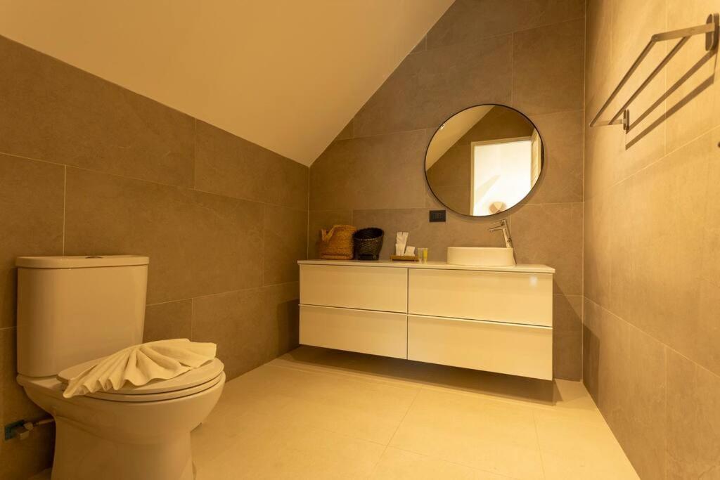 Brand New, Designer Furnishing, Hot Tub, Gym, Pool V98