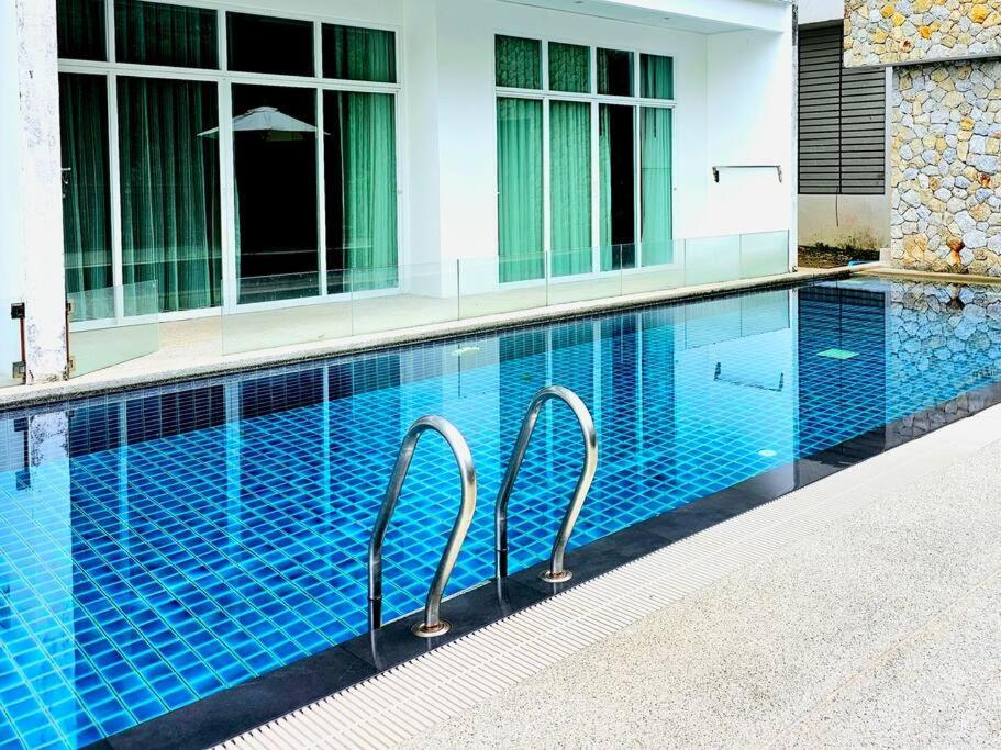 Me, Happier Family's And Groups Apartment