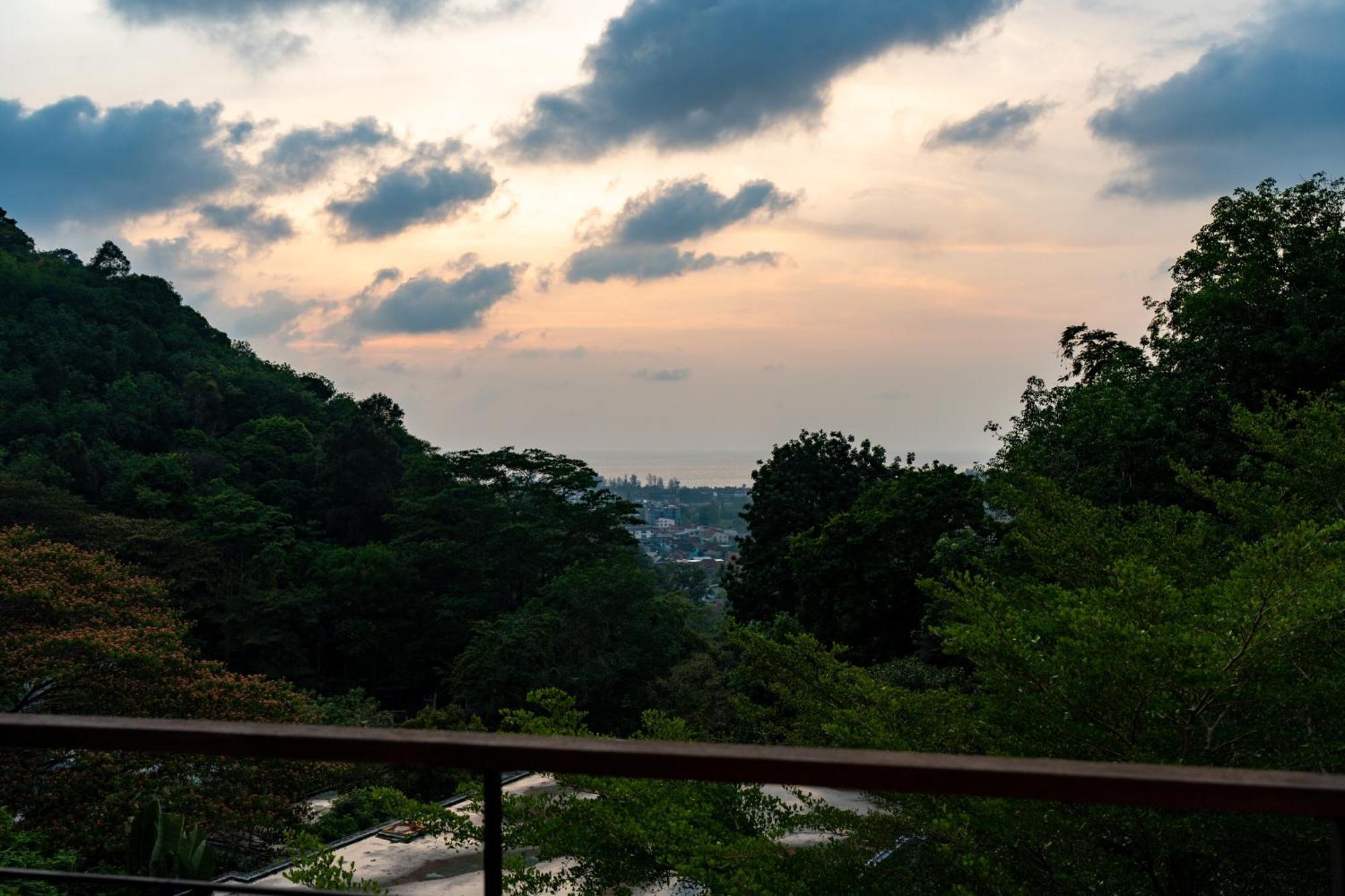 The Tree Seaview And Quiet Surrounded By Trees 75smetre Apartment Kamala Beach