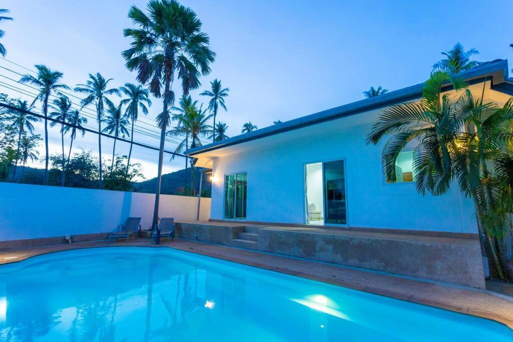 Separate Walking Distance Shops Gym Food V103 Holiday home *