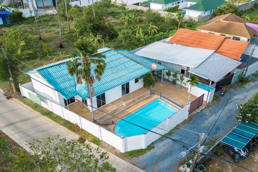 Separate Walking Distance Shops Gym Food V103 Holiday home