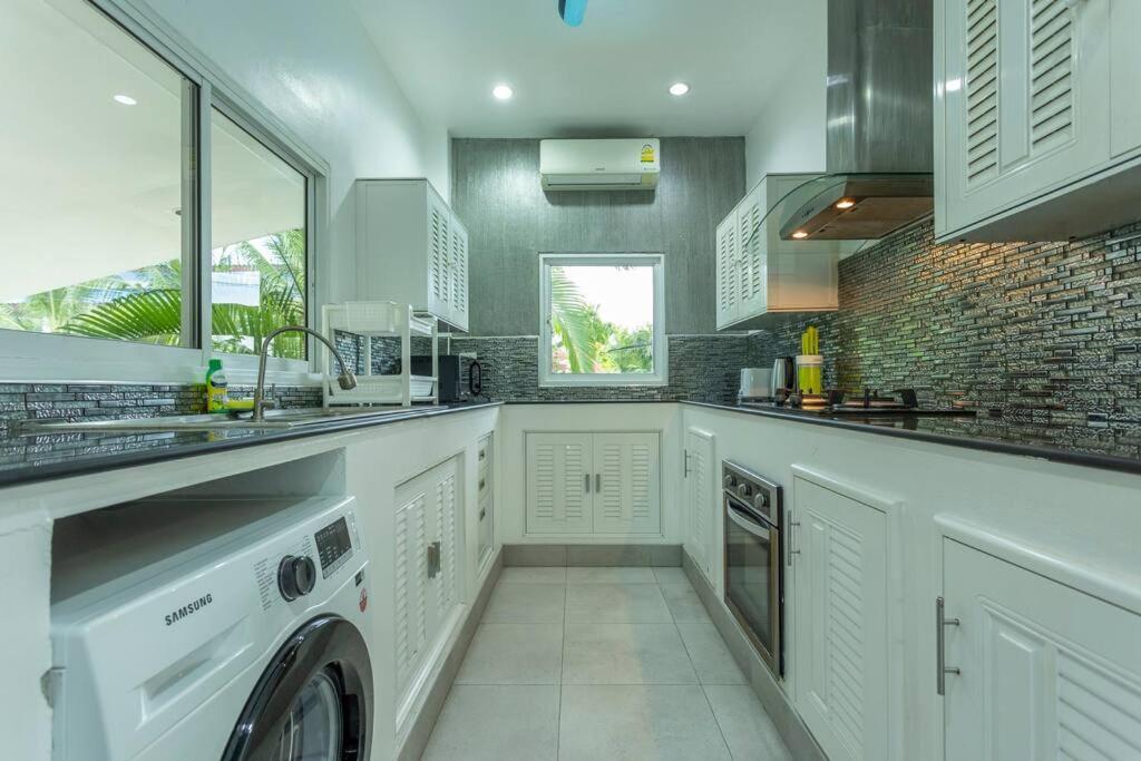 Separate Walking Distance Shops Gym Food V103 Holiday home
