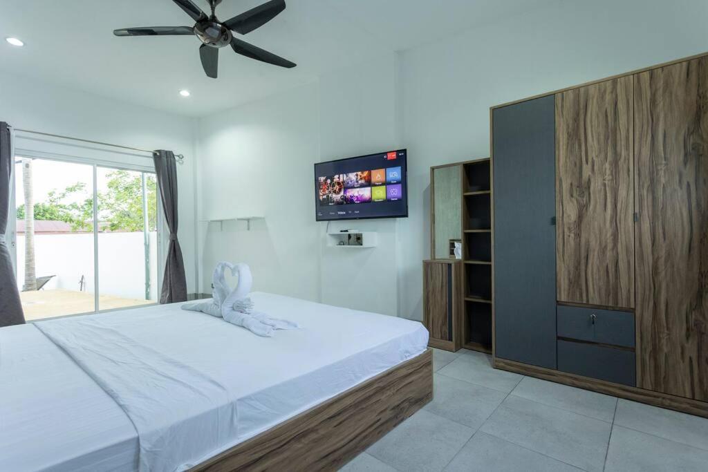 Separate Walking Distance Shops Gym Food V103 Holiday home *