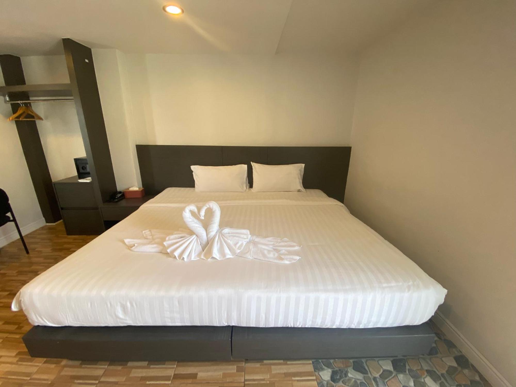 Hotel 77 & 3*