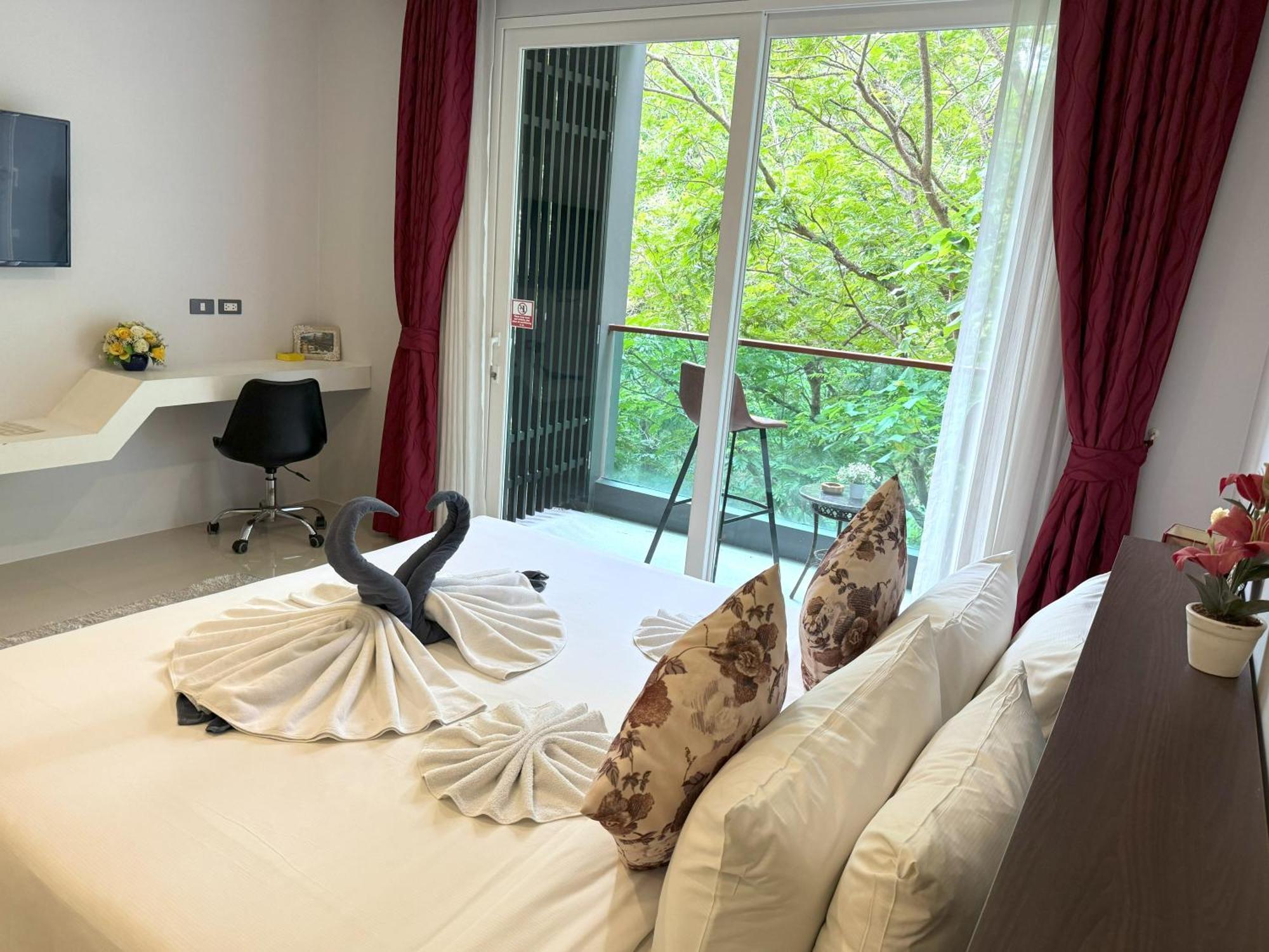 Private At Emerald Terrace Apartment Patong