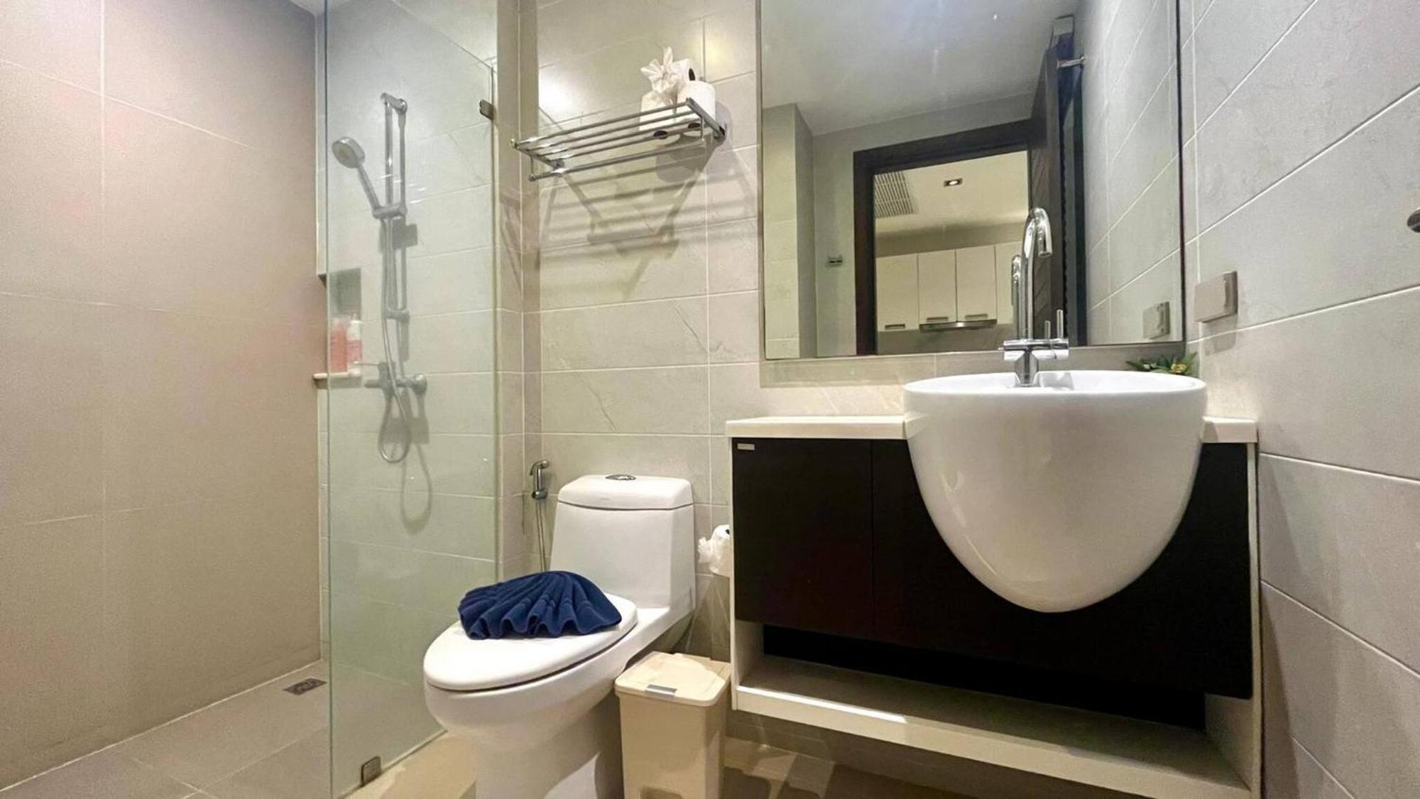521-5 Stars Pool View Large Apartment Patong