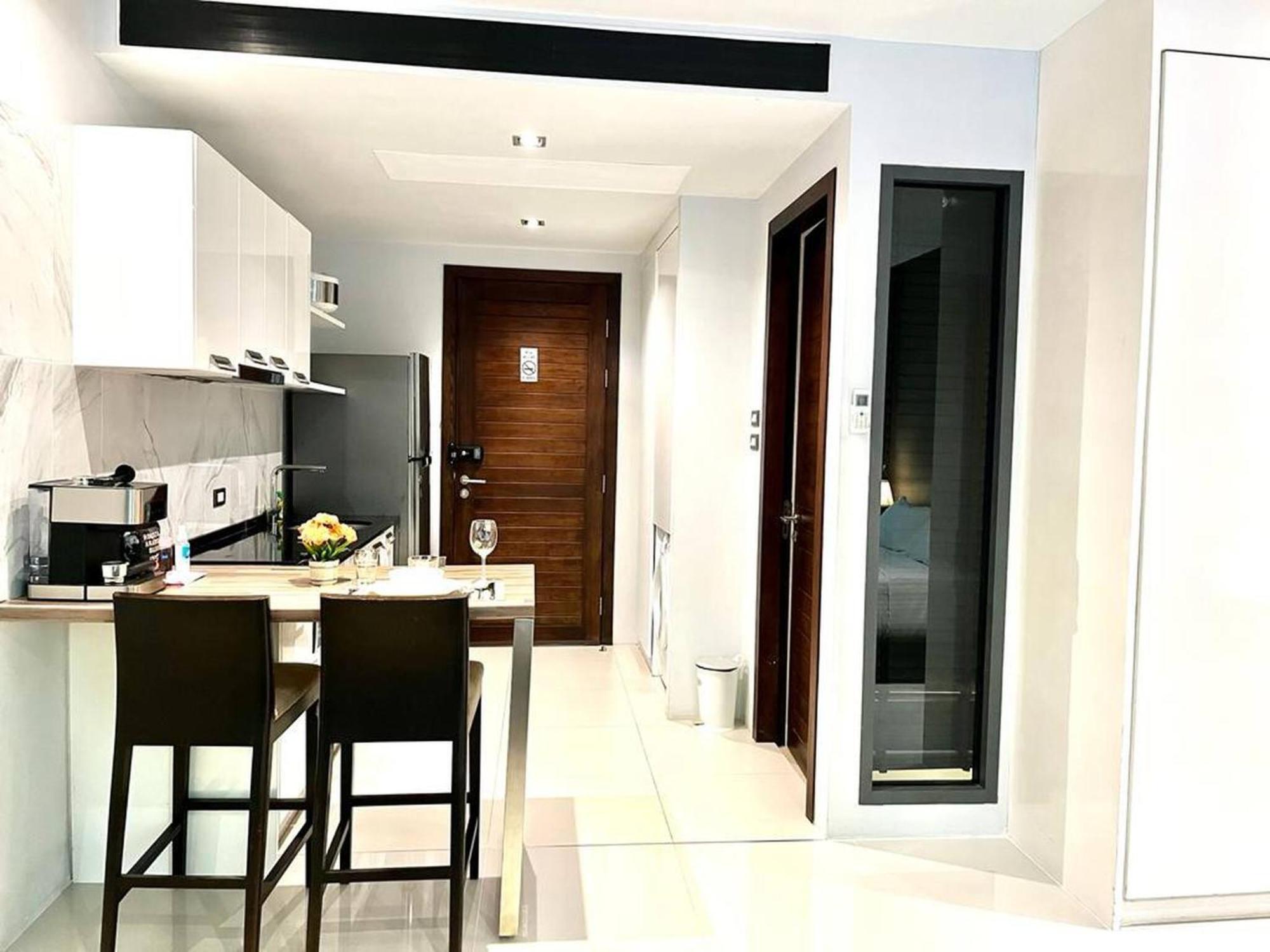 521-5 Stars Pool View Large Apartment Patong