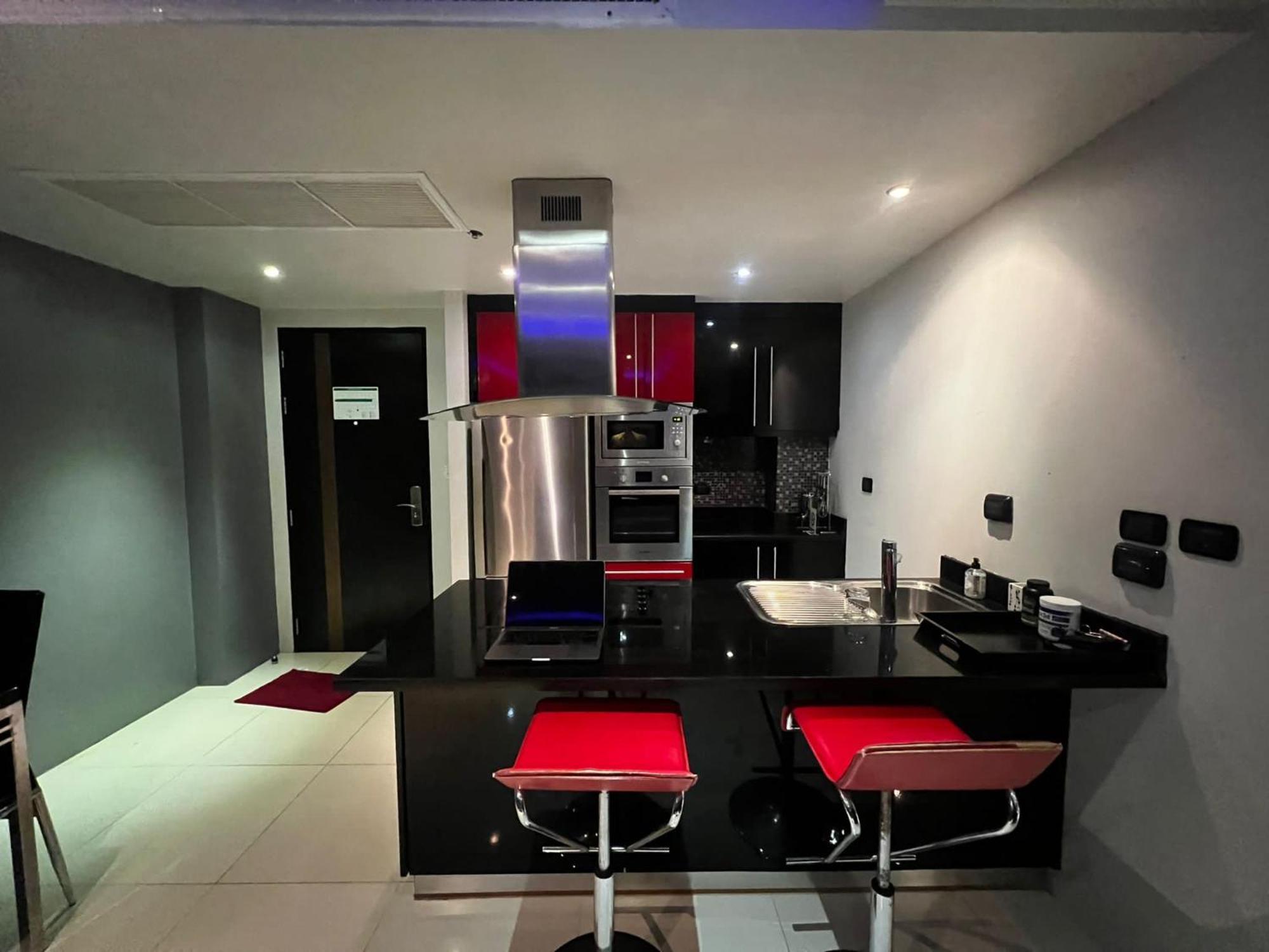 306 Promotion Modern 1 Bedroom In Bangla Road With Private Jacuzzi & Roof Pool * Patong
