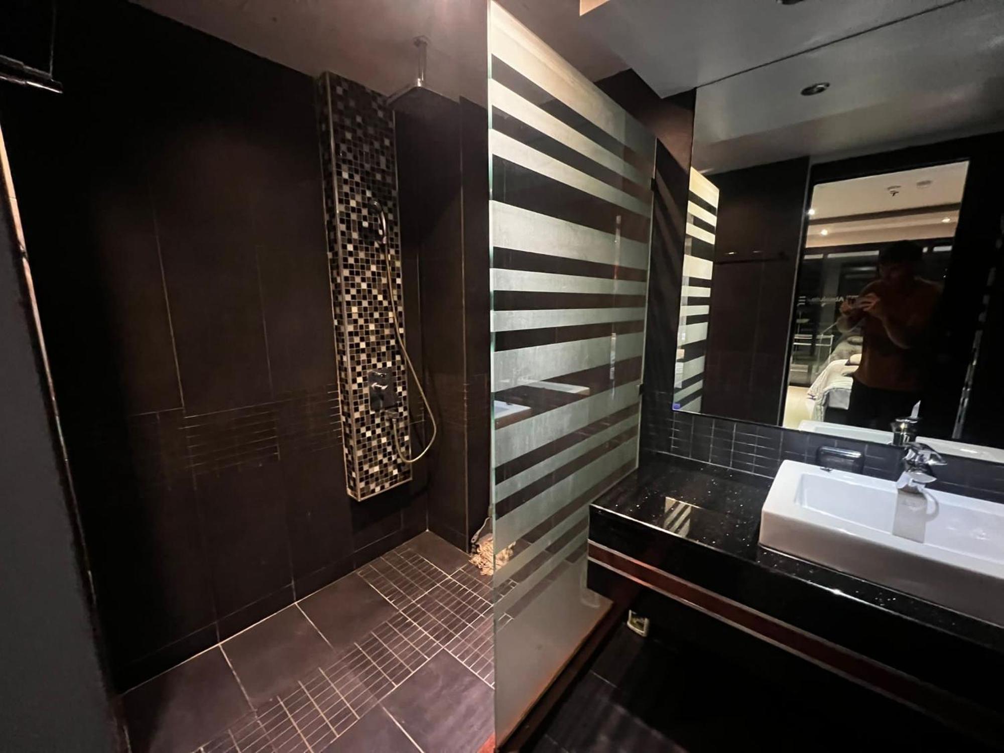 306 Promotion Modern 1 Bedroom In Bangla Road With Private Jacuzzi & Roof Pool Patong