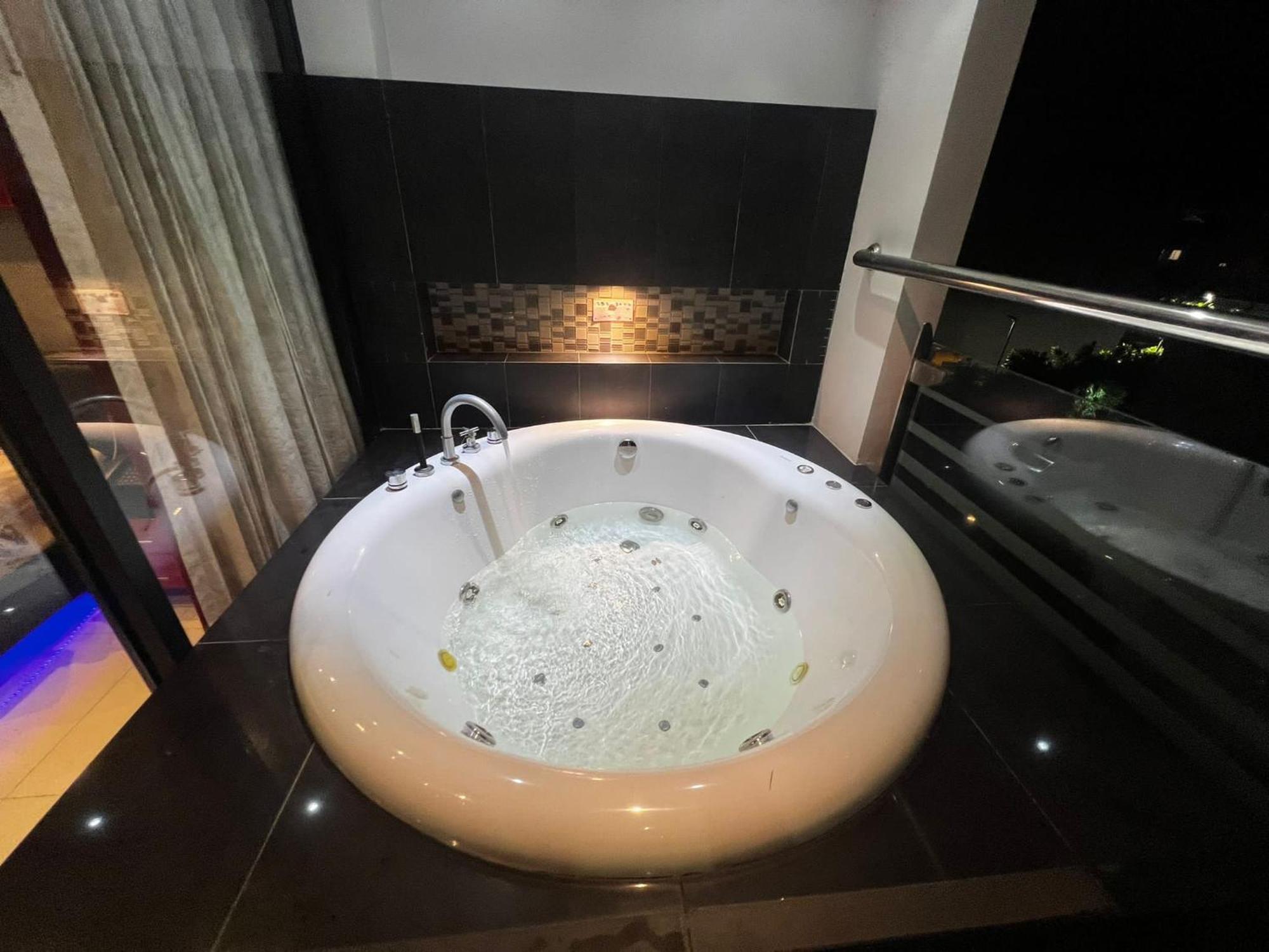 306 Promotion Modern 1 Bedroom In Bangla Road With Private Jacuzzi & Roof Pool