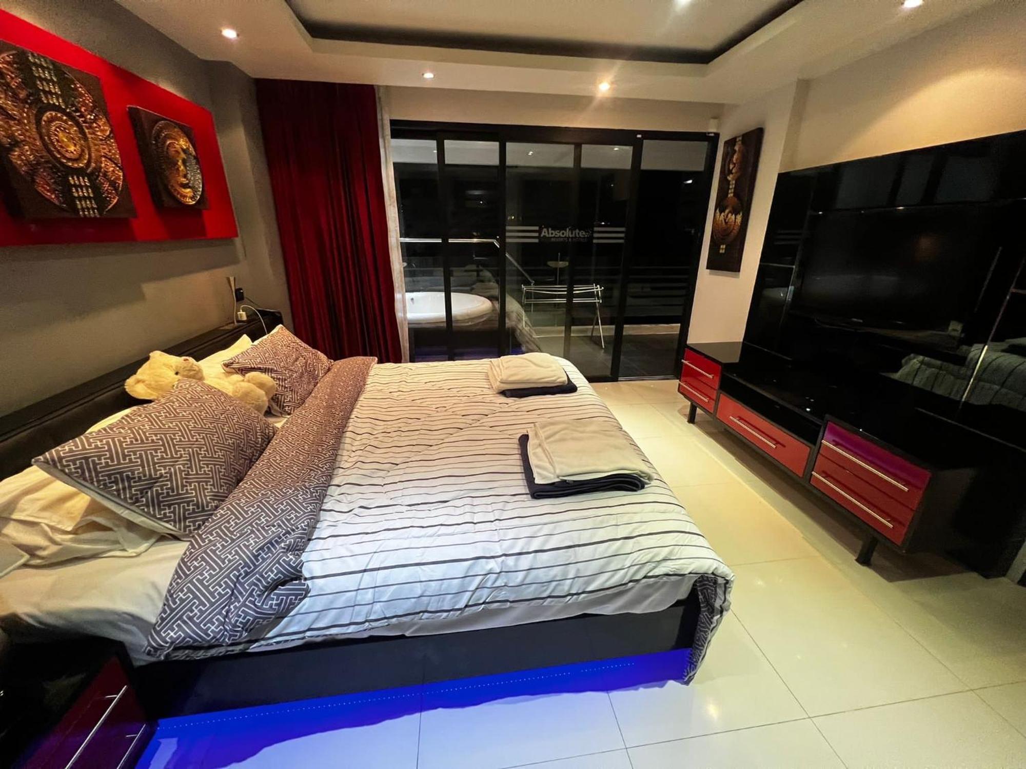 306 Promotion Modern 1 Bedroom In Bangla Road With Private Jacuzzi & Roof Pool * Patong