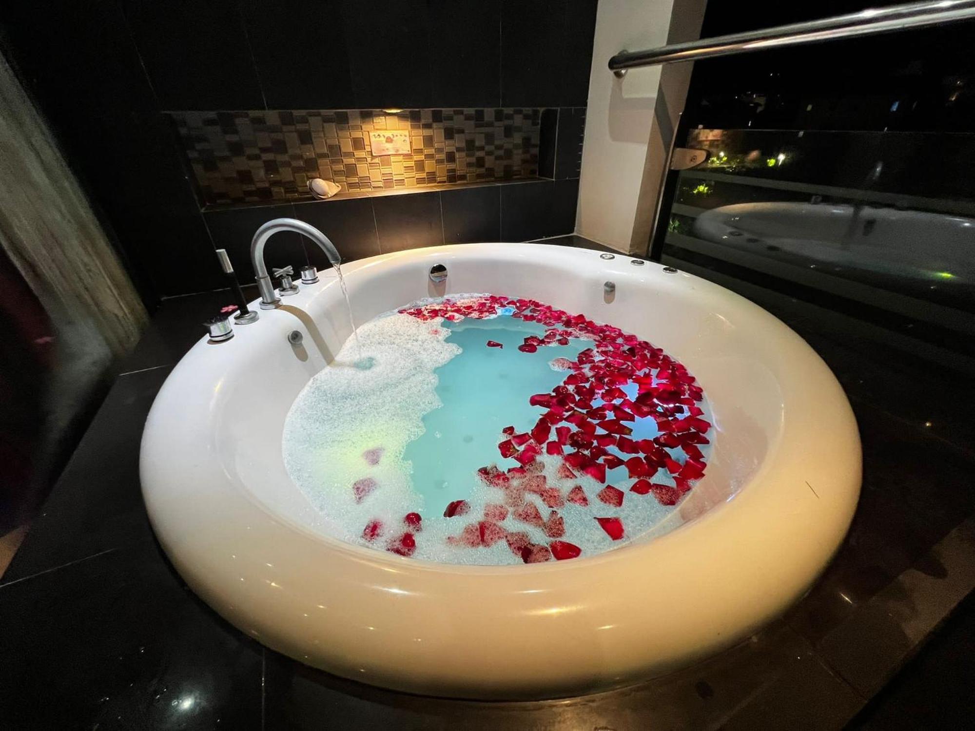 Pangsapuri 306 Promotion Modern 1 Bedroom In Bangla Road With Private Jacuzzi & Roof Pool