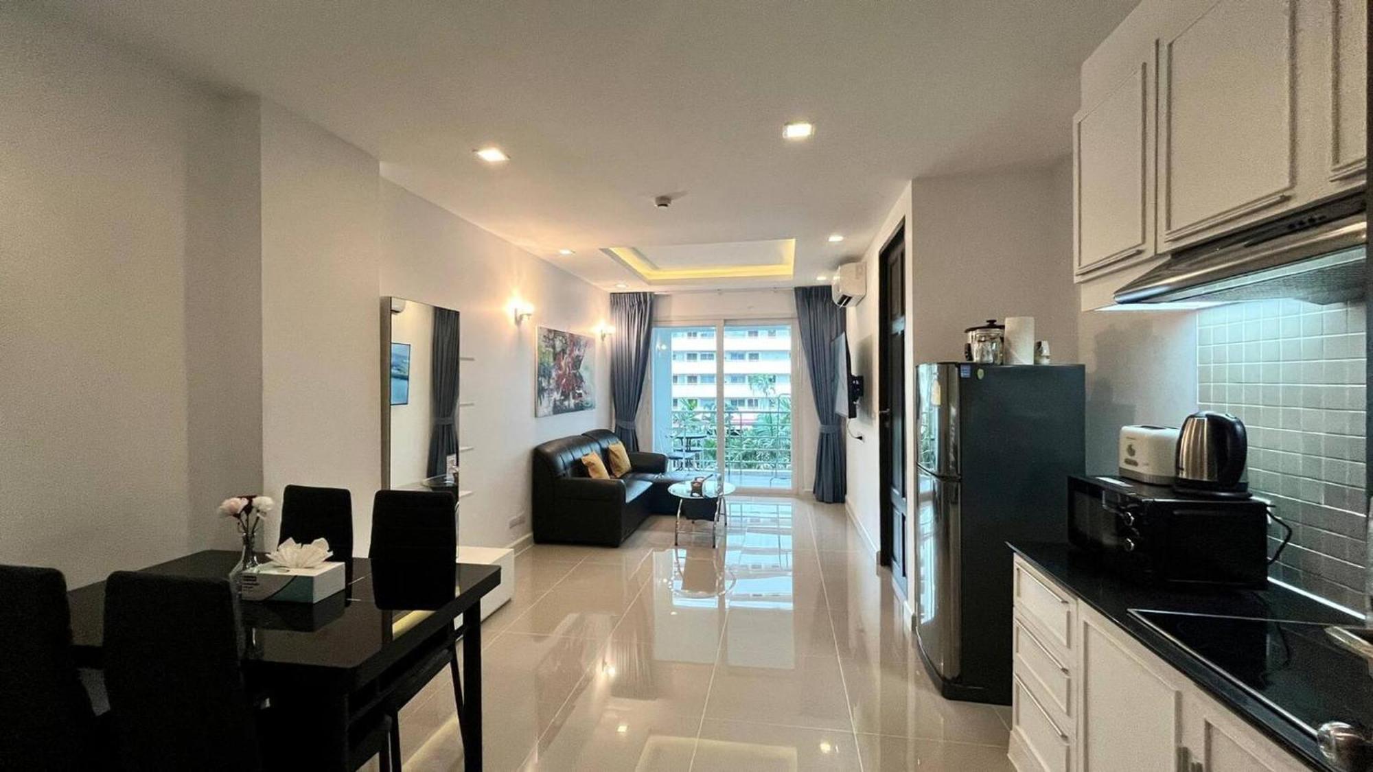 632 - Large 1 Bedroom1bathroom 1 Km Walking To Apartment Patong