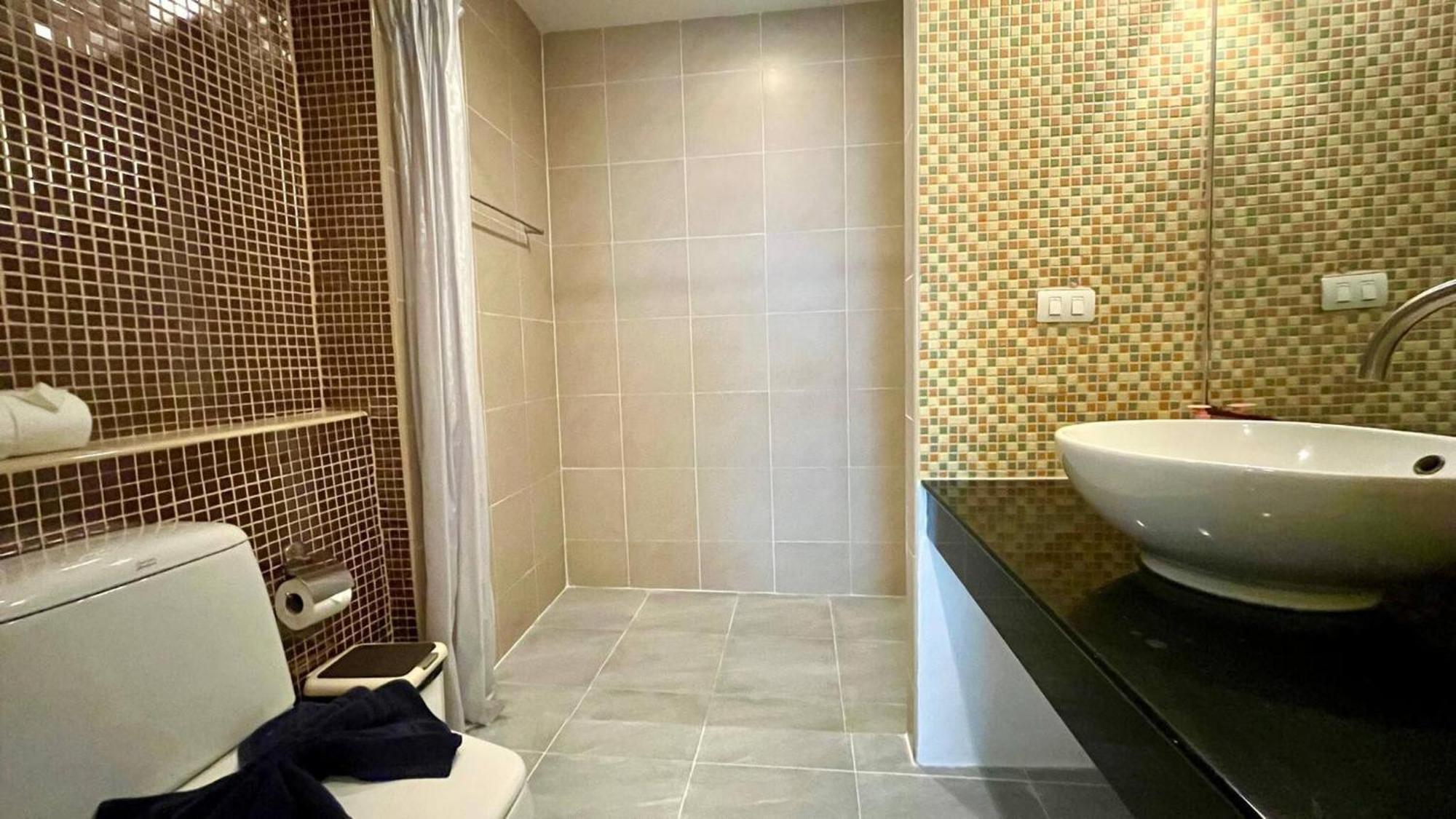 632 - Large 1 Bedroom1bathroom 1 Km Walking To * Patong