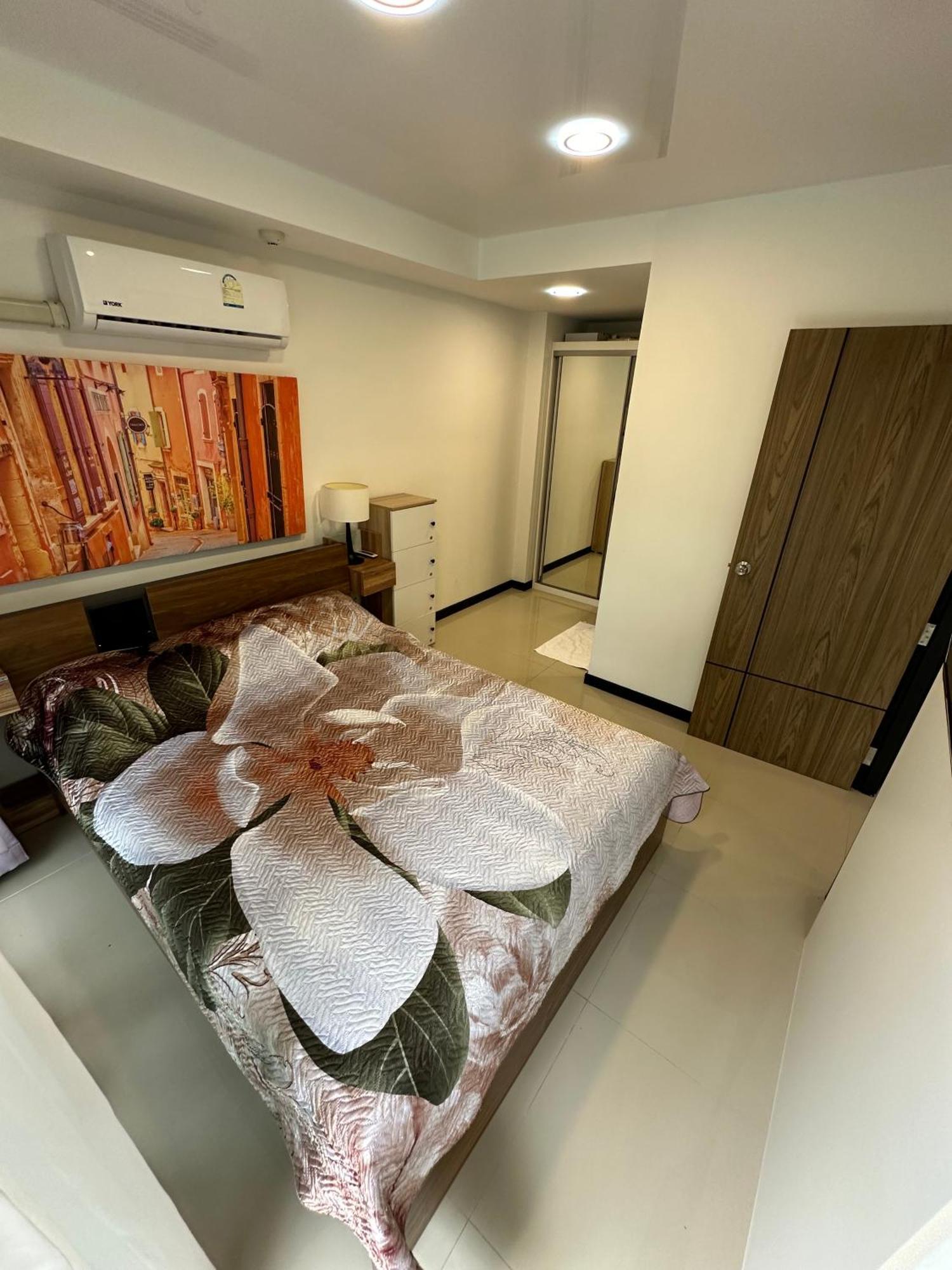 Apartment 1 Bedroom Cozy Walking Distance To The Beach! *