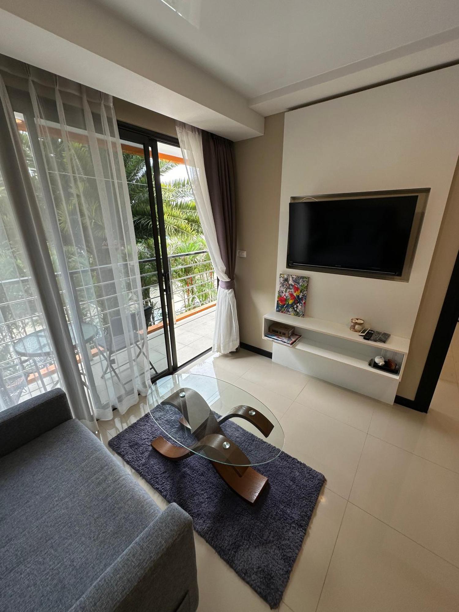 Apartment 1 Bedroom Cozy Walking Distance To The Beach! *