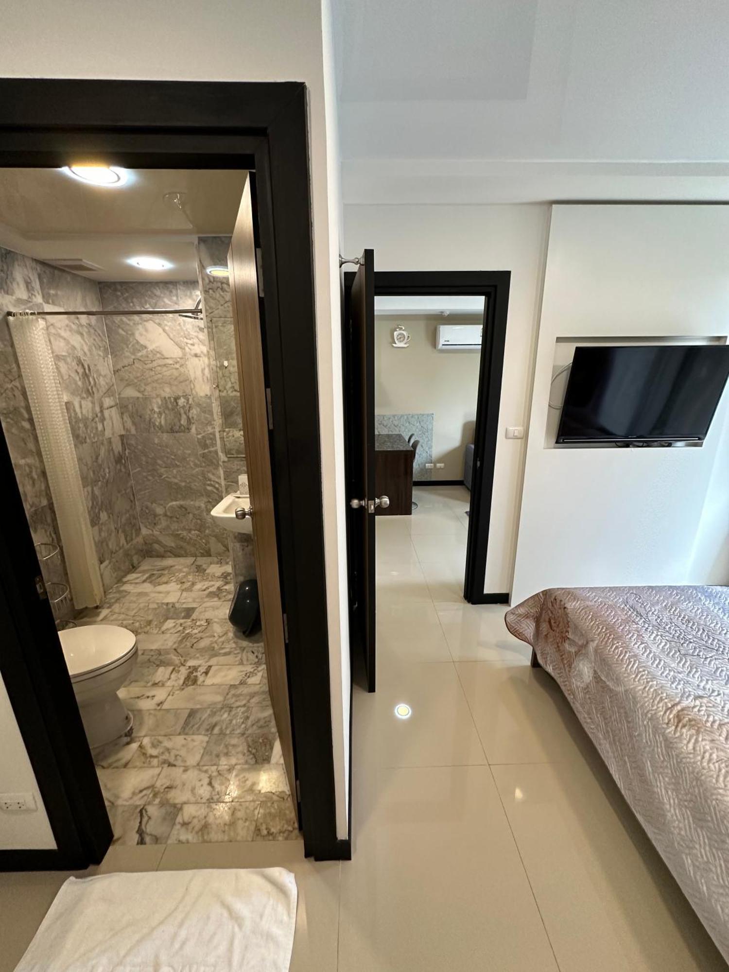 1 Bedroom Cozy Walking Distance To The Beach!