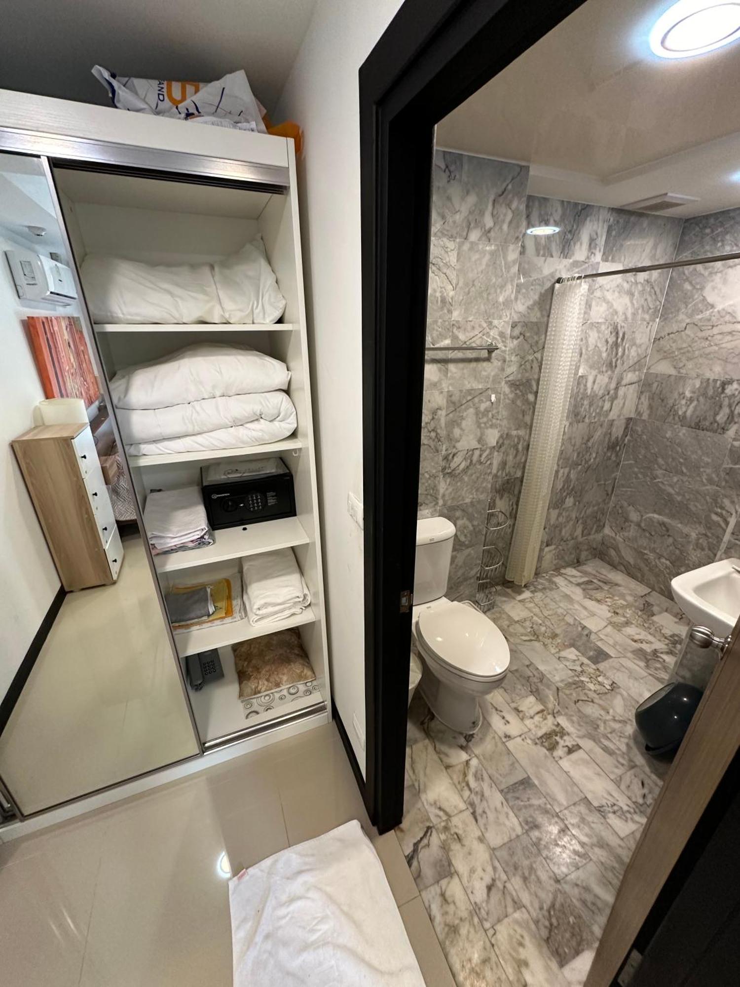Apartment 1 Bedroom Cozy Walking Distance To The Beach! *