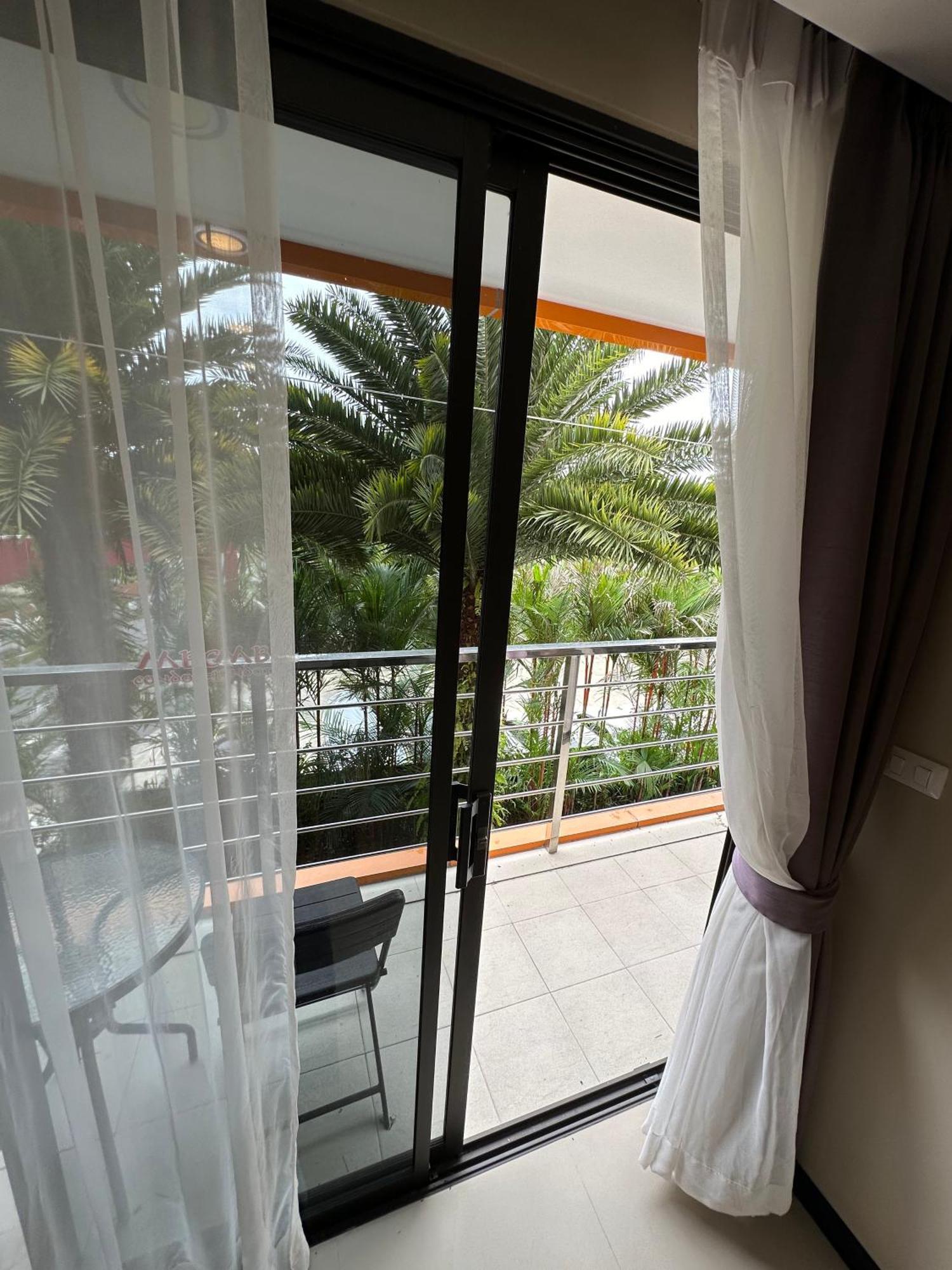 1 Bedroom Cozy Walking Distance To The Beach!