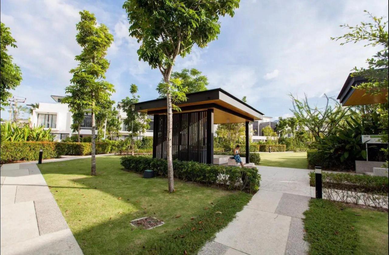 Big Garden Townhouse Laguna Park *