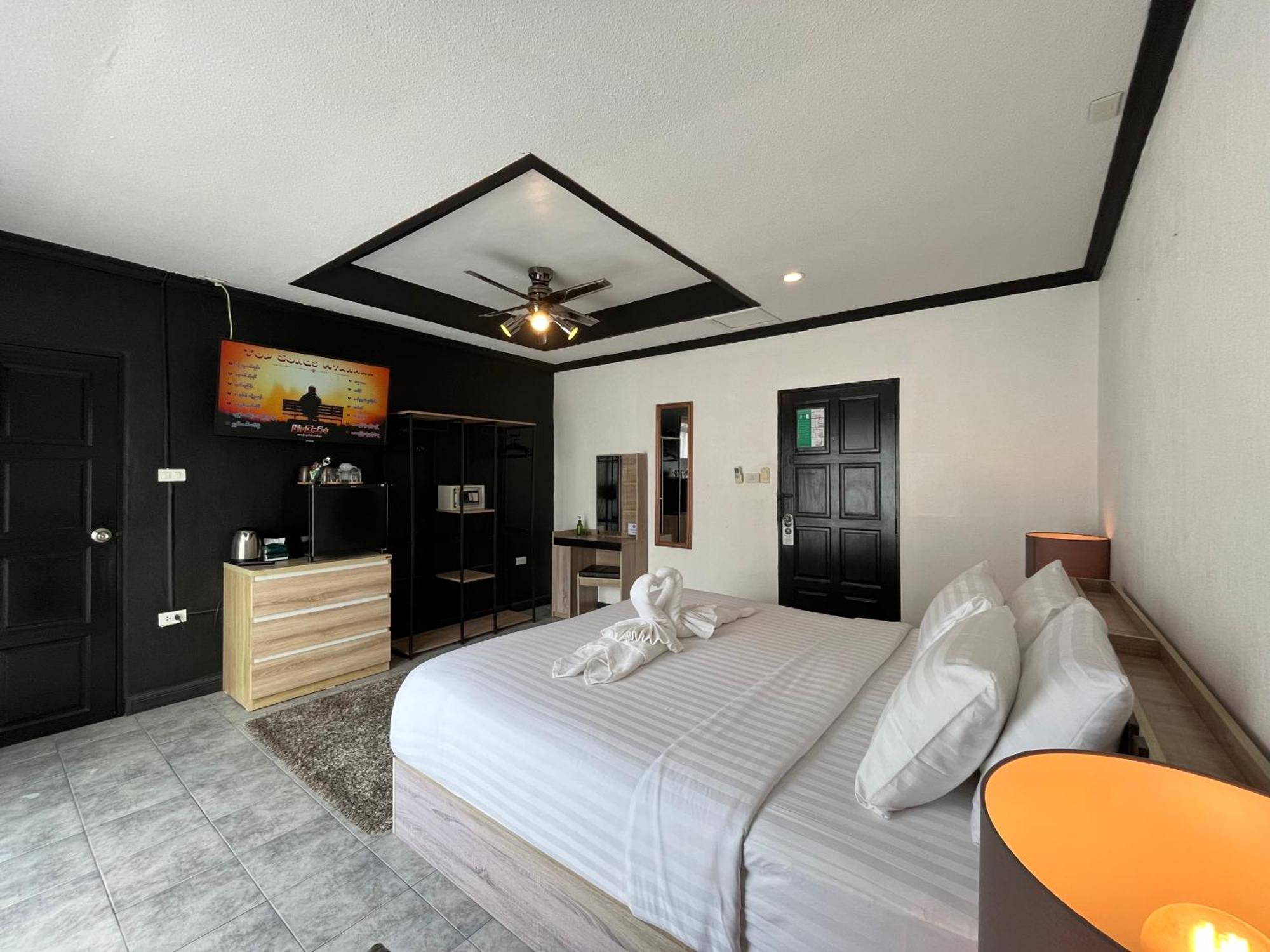 Hotel Big Boys' Bed & Burger - Patong