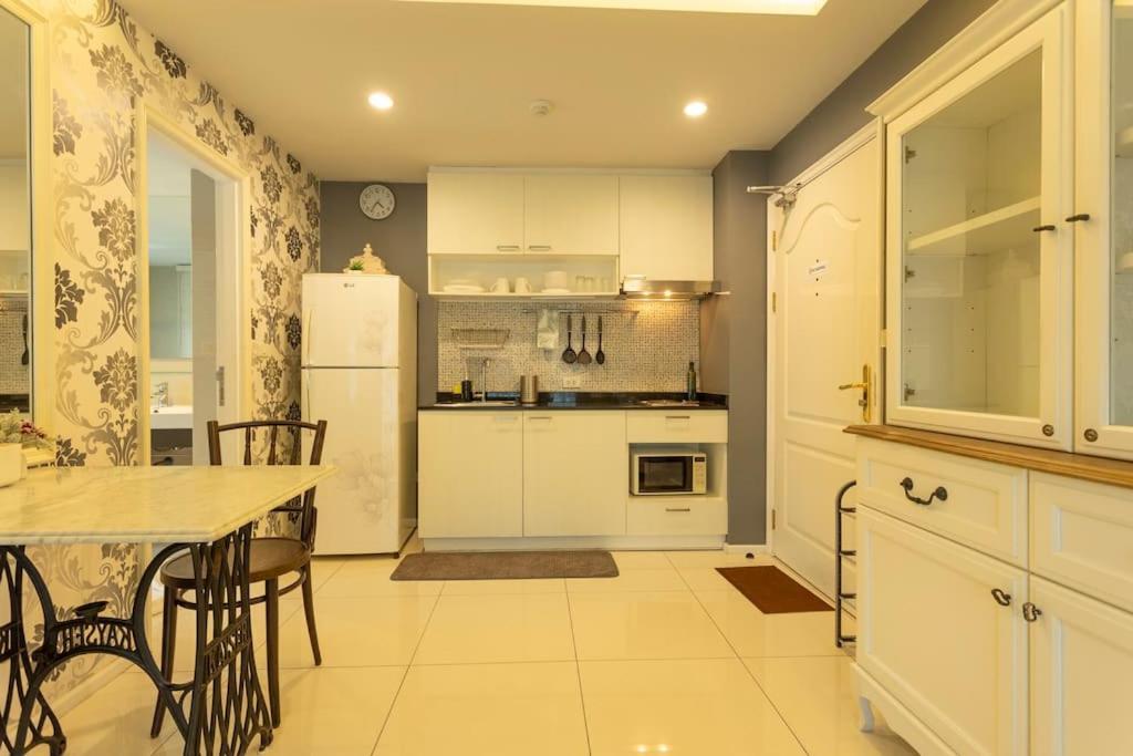 Apartment Front Everyting U Need Walking Distance C140