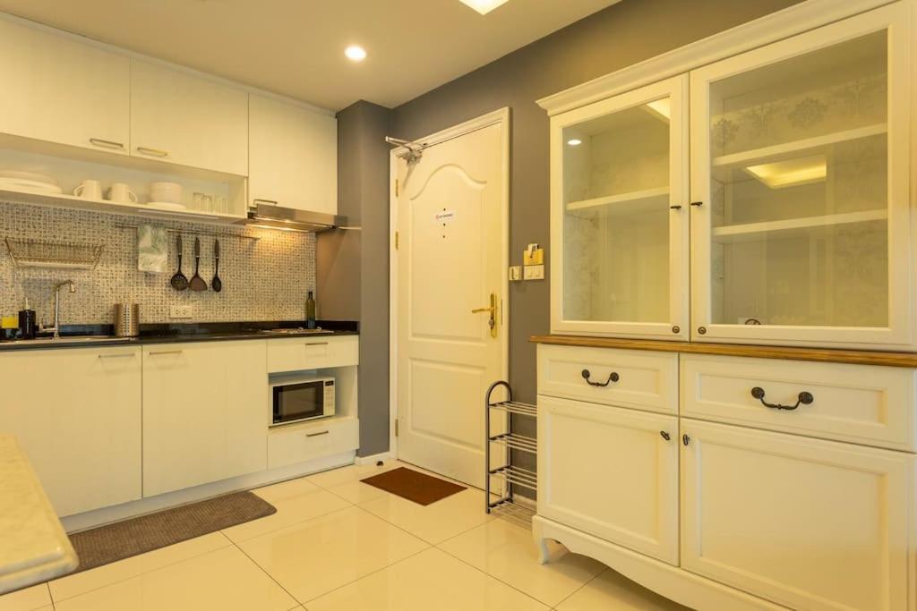 Apartment Front Everyting U Need Walking Distance C140