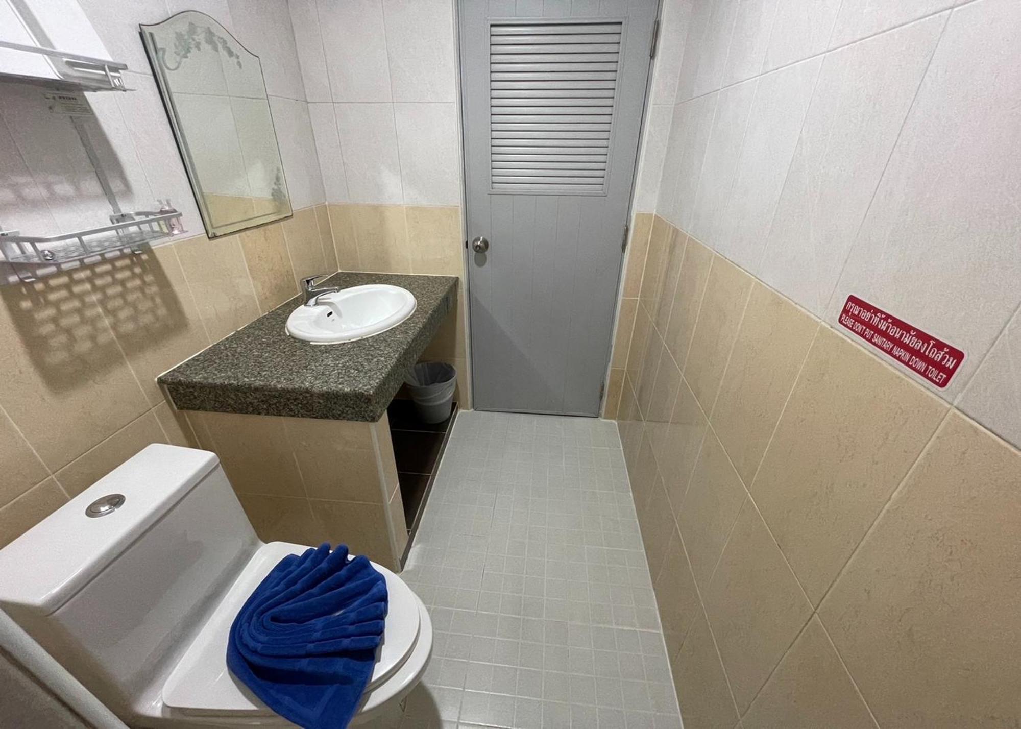 One World One 1 2* Patong